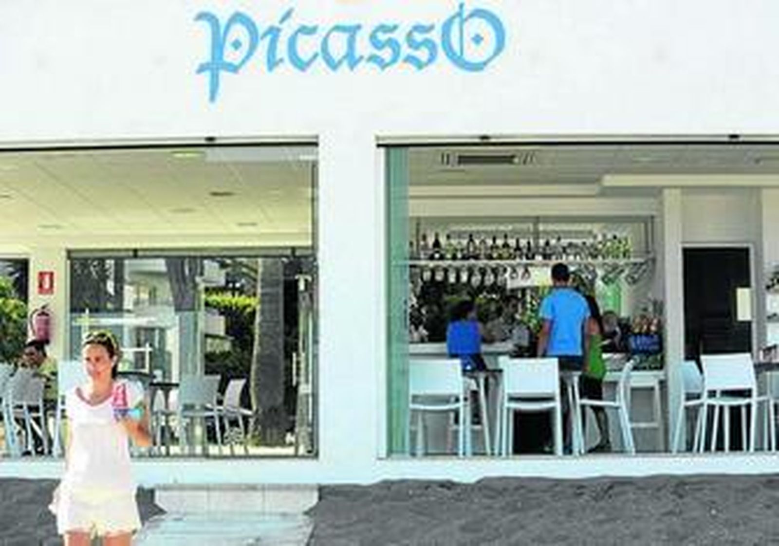 El chiringuito Picasso de La Caleta abrió ayer sus puertas.