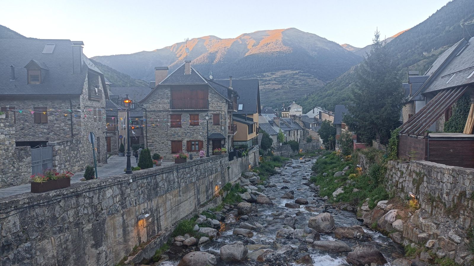 En esta etapa nos despedimos del río Garona y saludamos el arroyo Nere, que remontaremos en la próxima jornada.