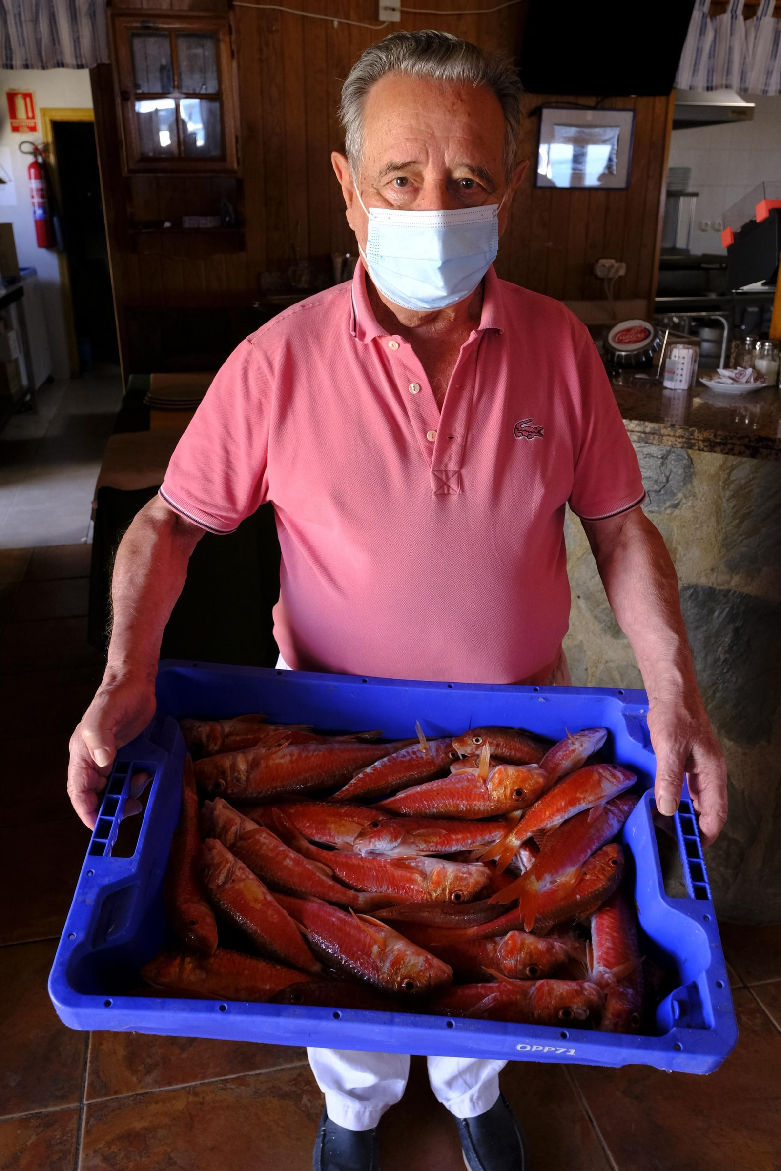 Manolo Barbero con una caja de pescado recién capturado en Cabo de Gata