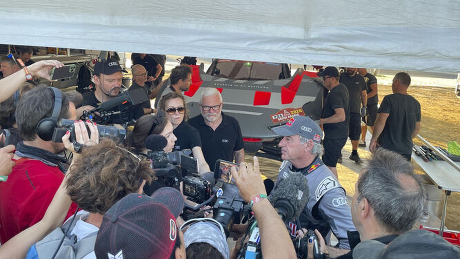 Carlos Sainz atiende a los periodistas al finalizar la penúltima etapa del Dakar.