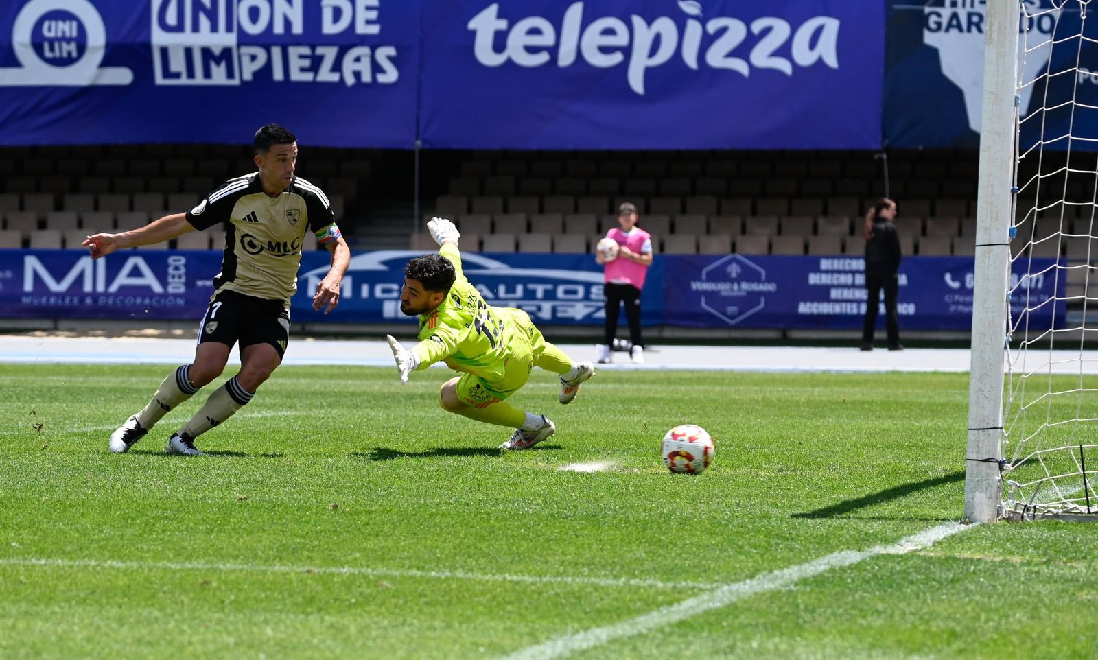 Las imágenes del último partido de Liga del Xerez CD contra el Linares