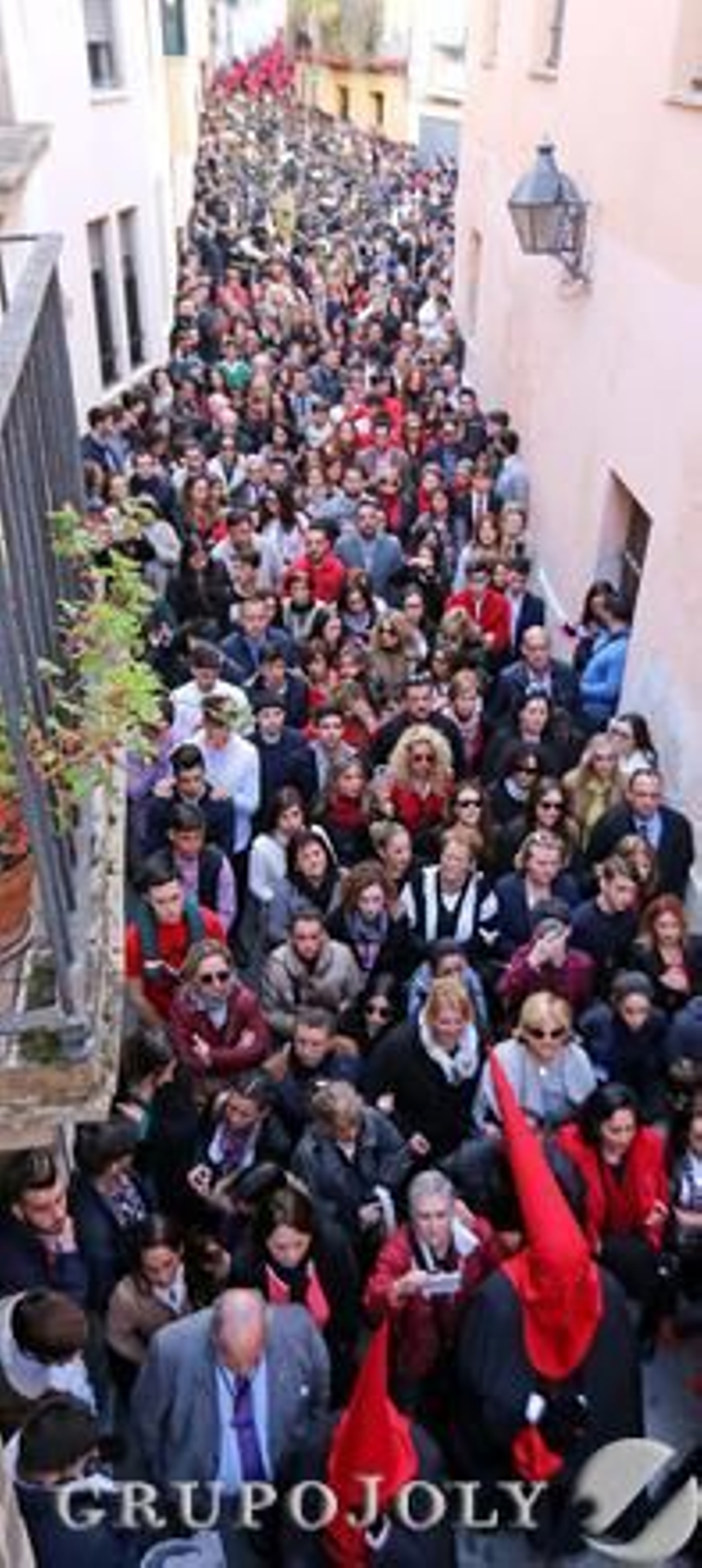 Imagen de los cientos de fieles que acompañan al Señor de las Penas por la calle Justicia.

Foto: Miguel Angel Gonzalez