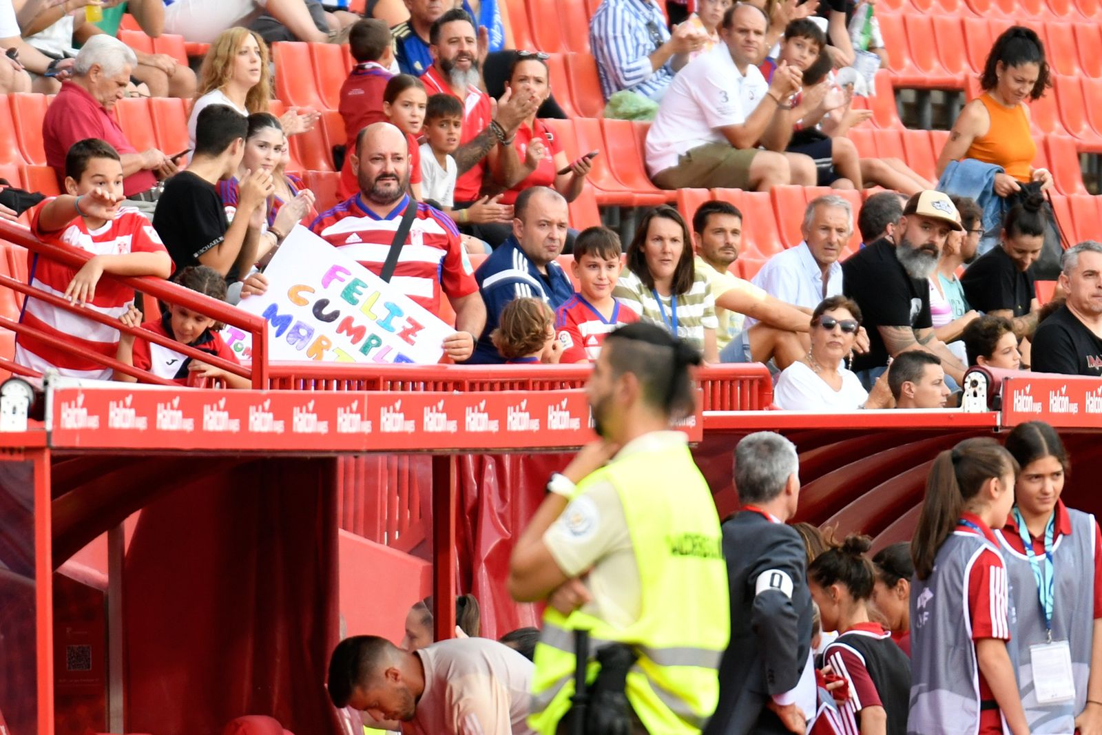 Encuéntrate en las gradas de Los Cármenes en el partido del Granada CF femenino