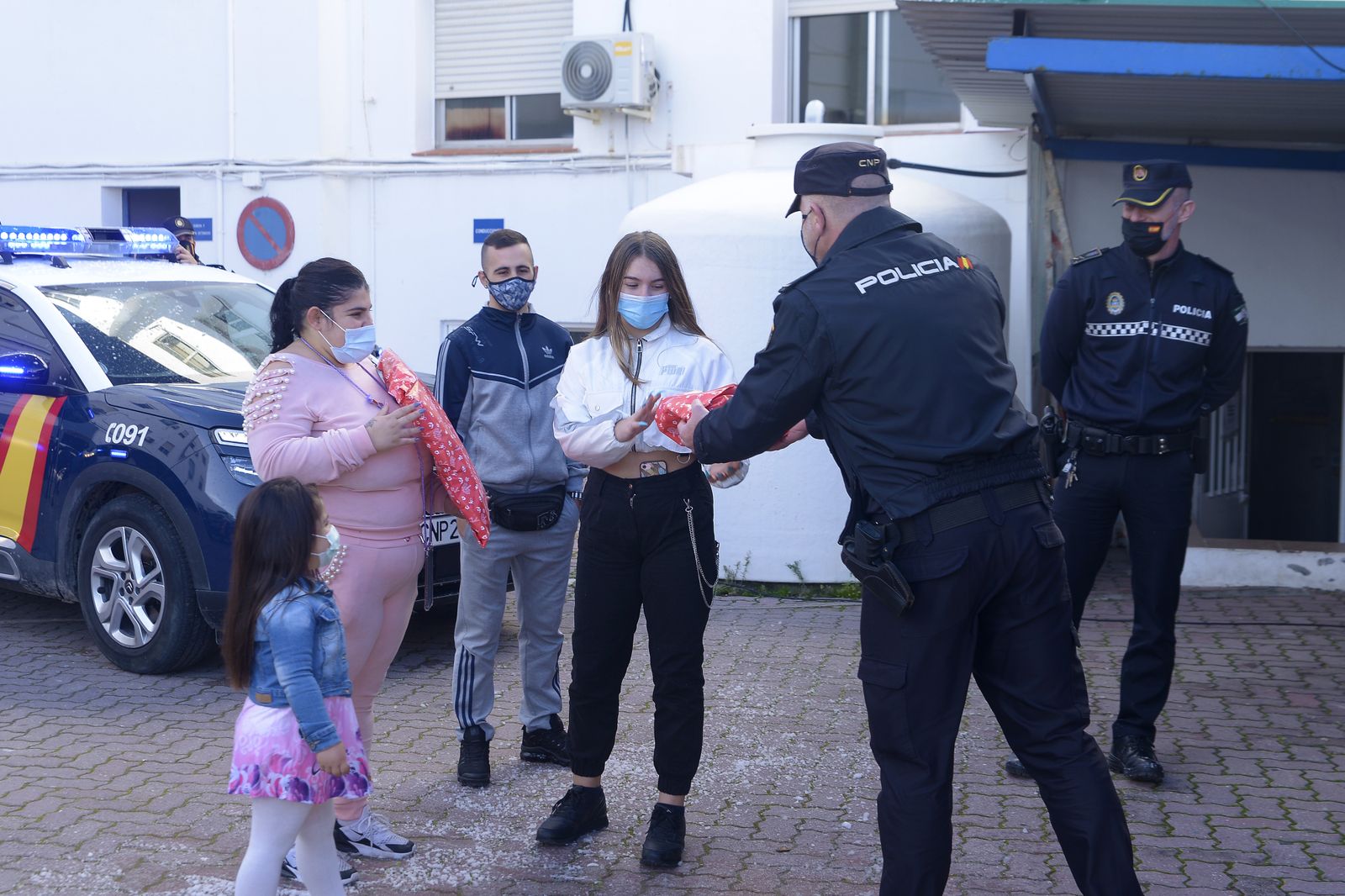 Fotos de la entrega de juguetes a familias por la CNP.