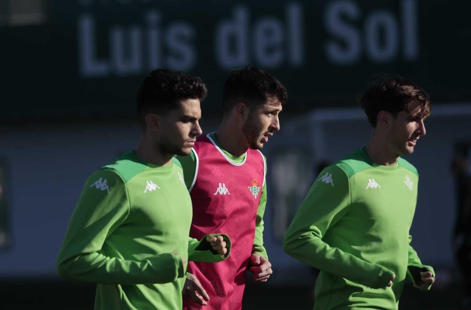 Guido, junto a Bartra y Miranda en el entrenamiento de este viernes.