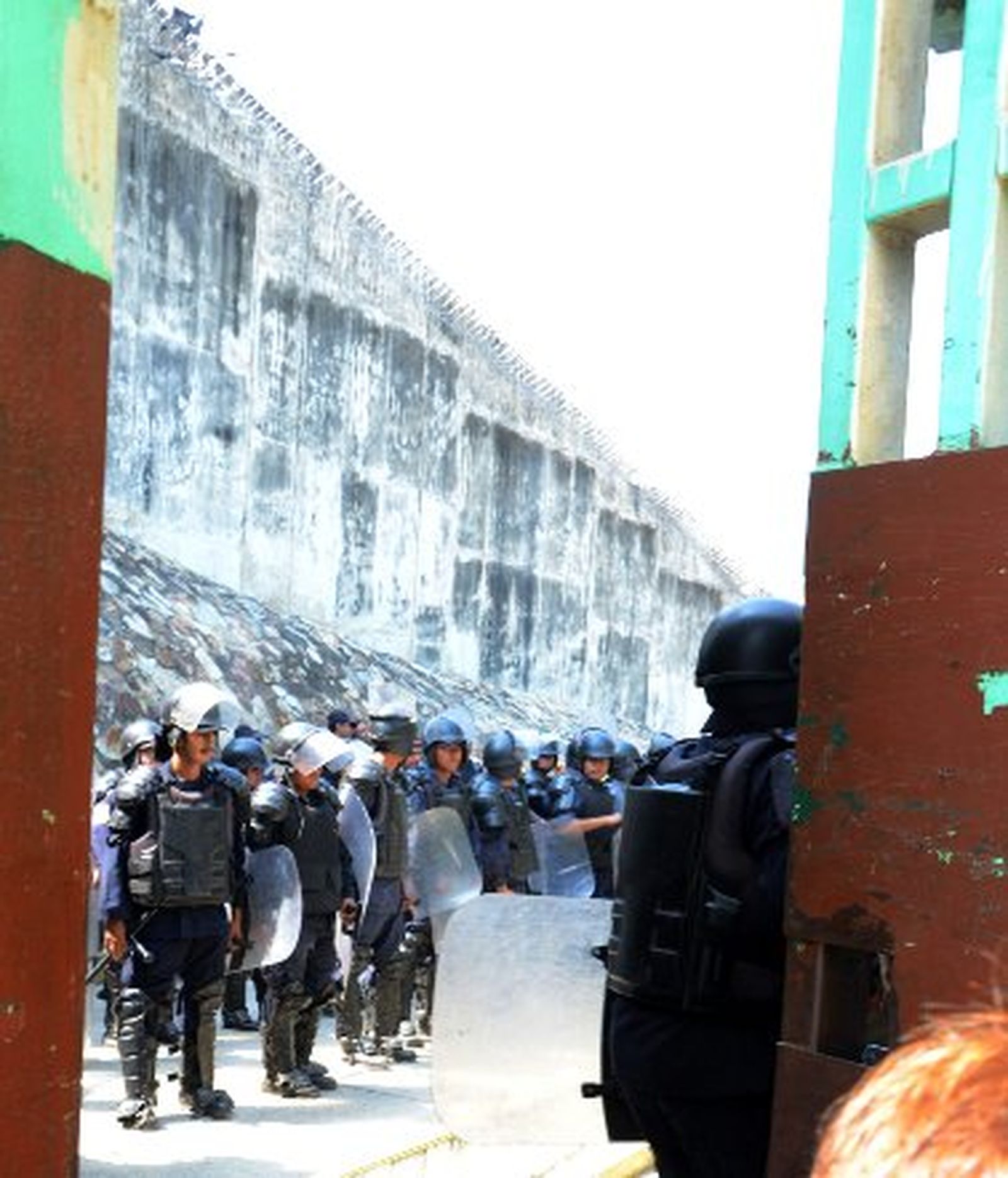 Hallan prostitutas, droga y gallos de pelea en una cárcel mexicana