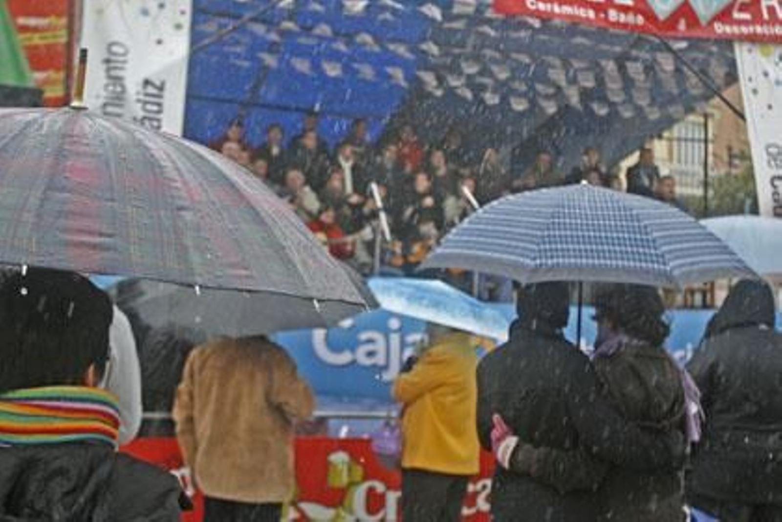 La lluvia no impidió que la ostionada siguiera adelante, actuaciones incluidas, pero sí propició la estampa de la Plaza de San Antonio casi vacía

Foto: Joaquin Pino