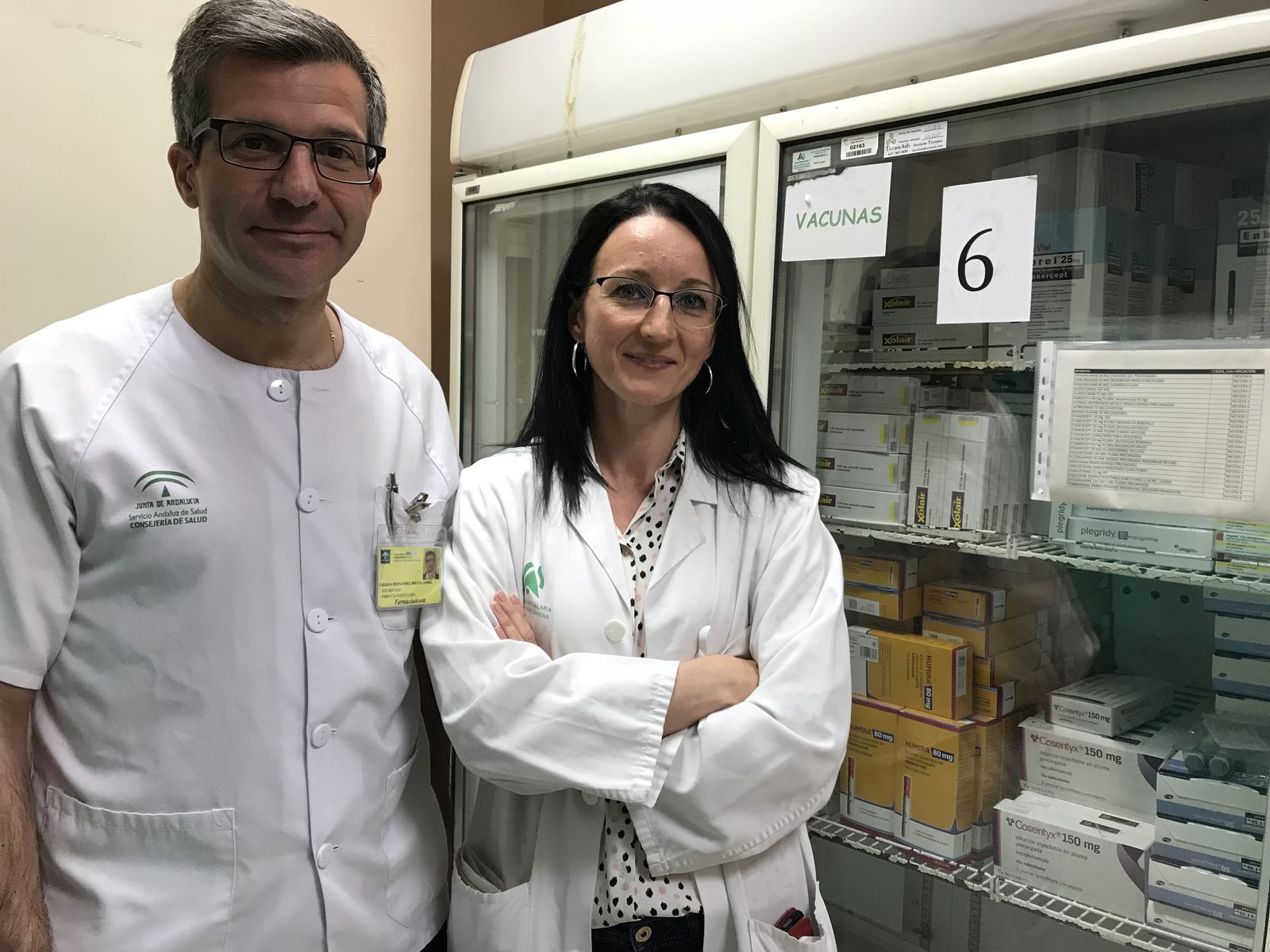 Miguel Ángel Calleja, director de la Unidad de Farmacia en el Hospital Macarena, y Úrsula Baños, especialista en la unidad.