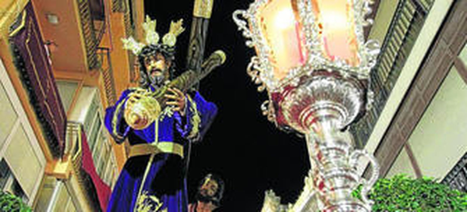 Nuestro Padre Jesús Nazareno, durante su desfile procesional por carrera oficial.