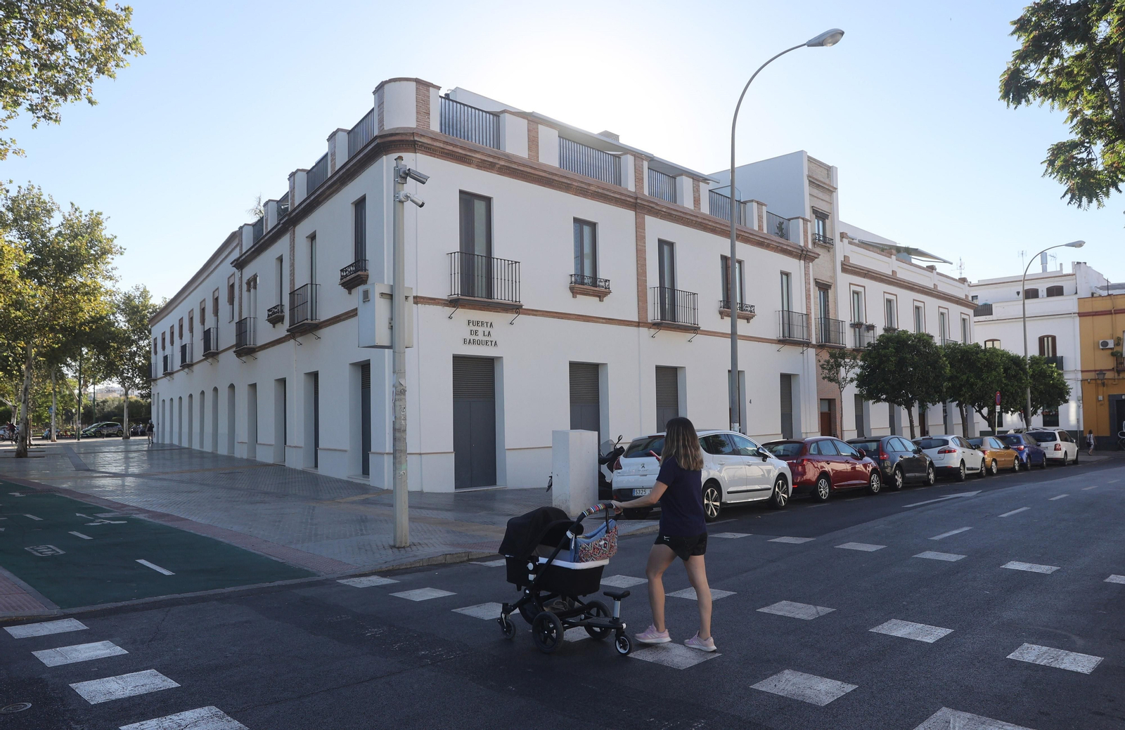 Una mujer camina con un carrito por la esquina de la calle Torneo con Puerta de la Barqueta.