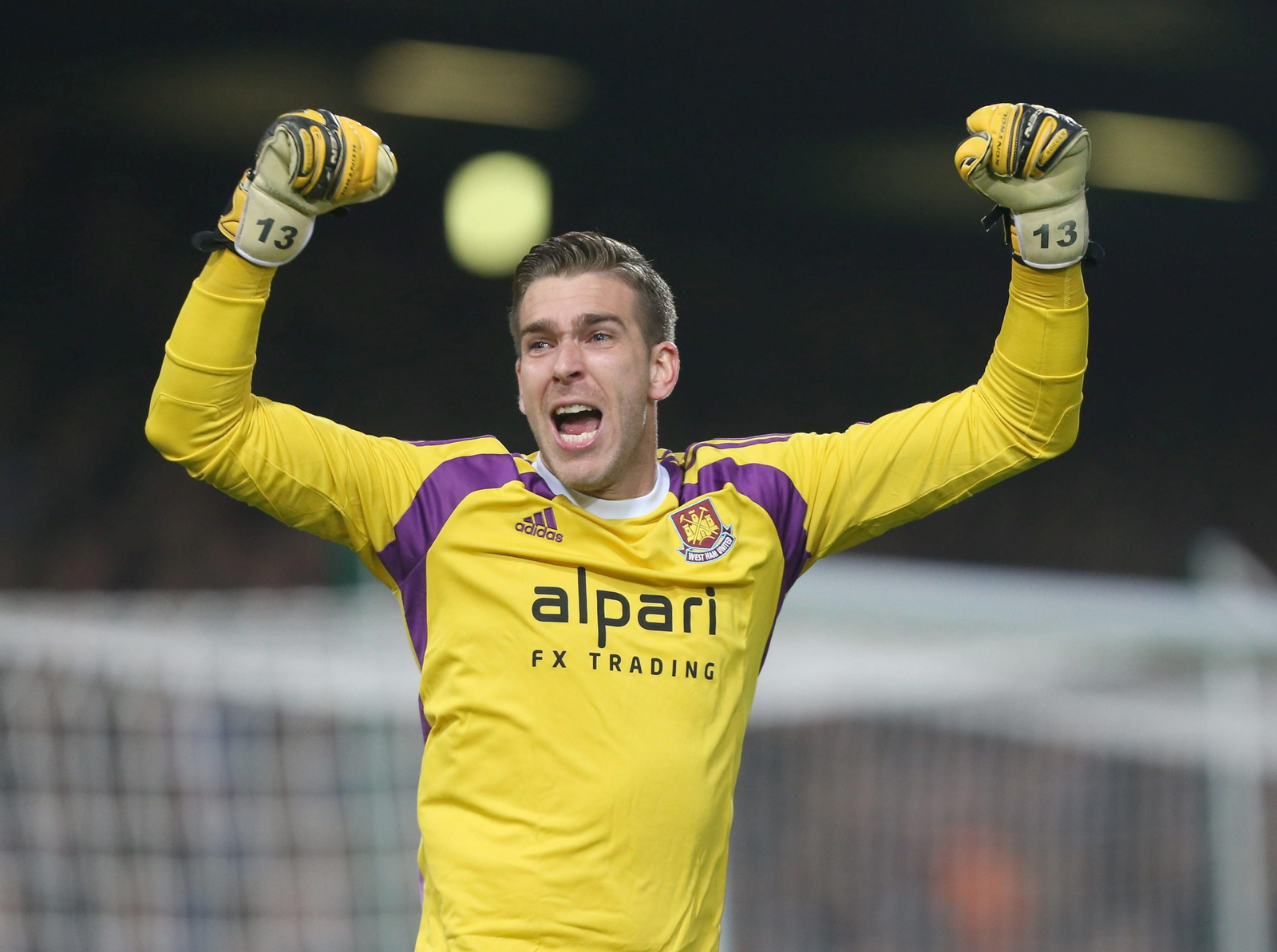 Adrián con la camiseta del West Ham
