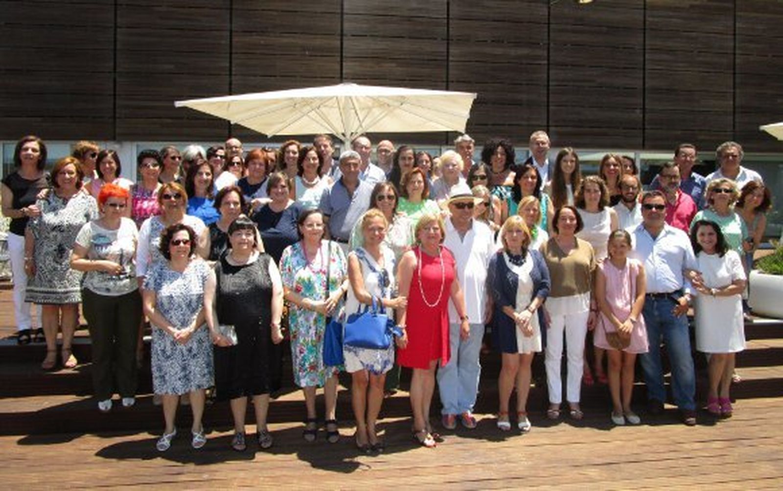Charo Gómez Rivas en las escalinatas del Hotel Atlántico, rodeada del grupo de compañeros y familiares que acudieron al homenaje sorpresa que organizaron con motivo de su jubilación, tras ejercer su actividad profesional desde el año 1974 como bibliotecaria de la Universidad de Cádiz.  Foto: Ignacio Casas de Ciria