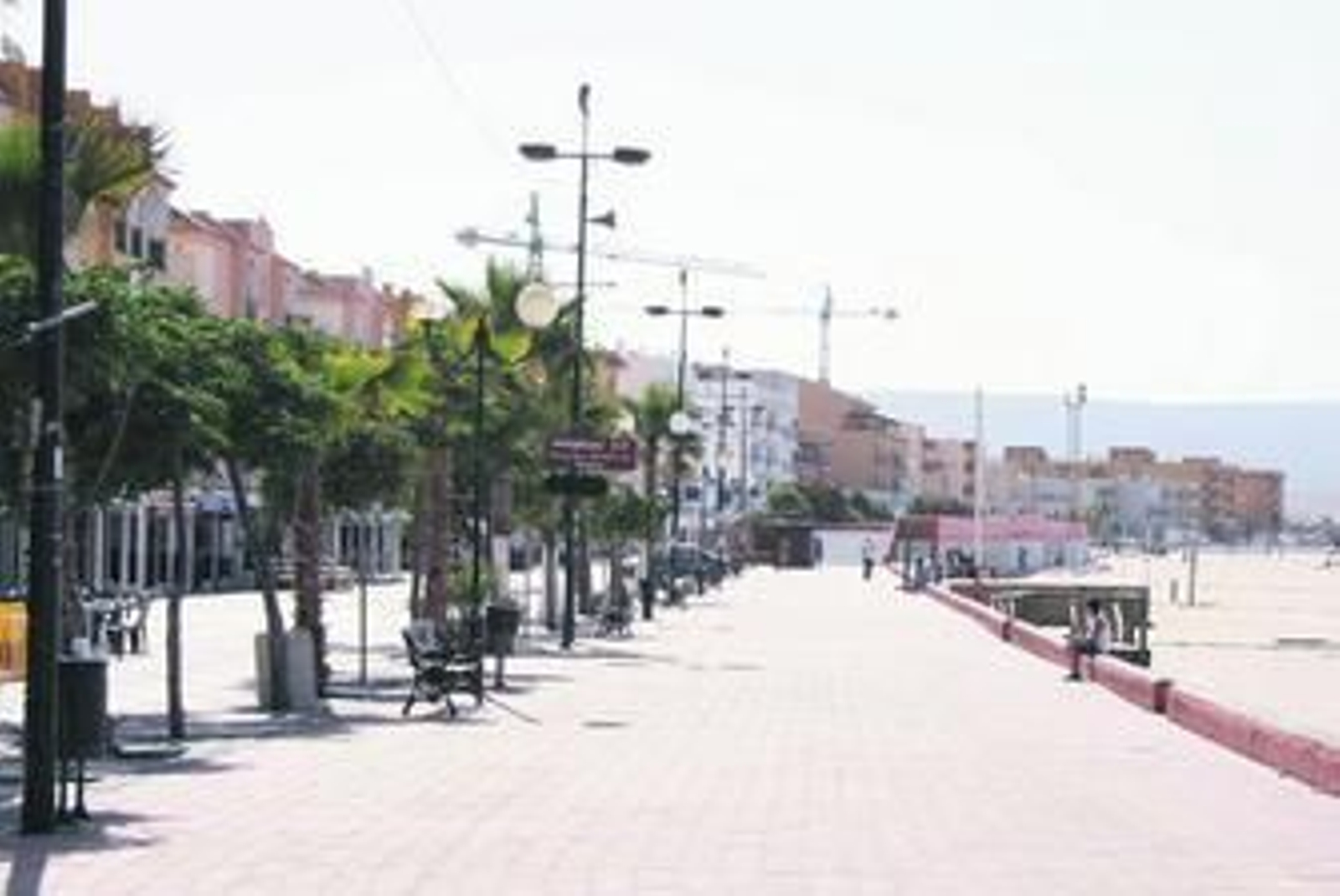 Paseo Marítimo de la playa del Carmen, en Barbate, donde se encuentra el terreno al que se refiere la investigación del fiscal.
