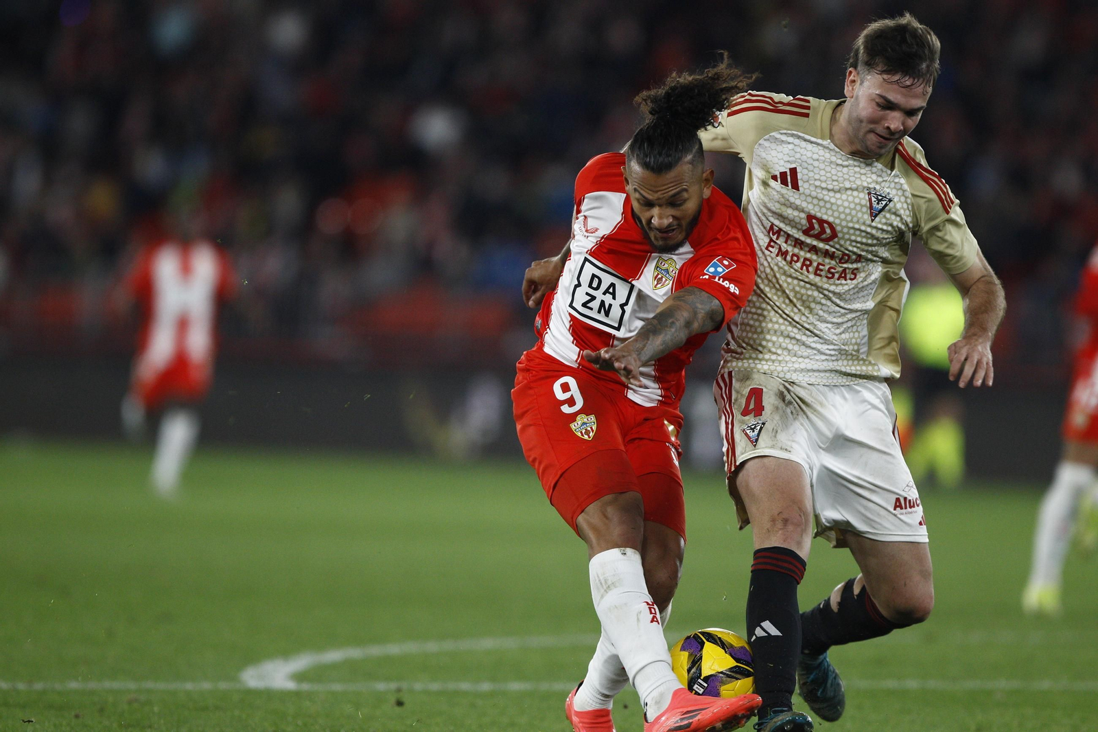 La U.D. Almería se impone por 1-0 al C.D. Mirandés y alcanza la segunda plaza, en imágenes