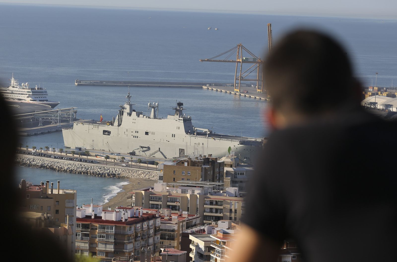 El portaaviones 'Juan Carlos I', visto desde el dique de Levante.