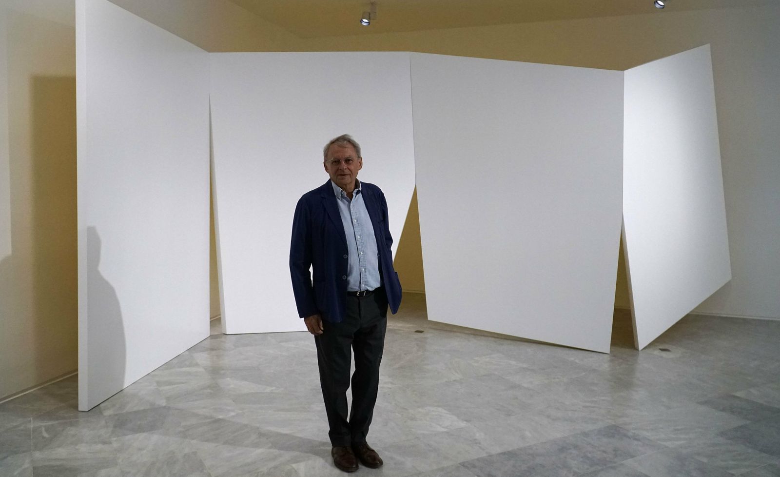 Juan Suárez ante la escultura a gran escala creada para esta muestra.