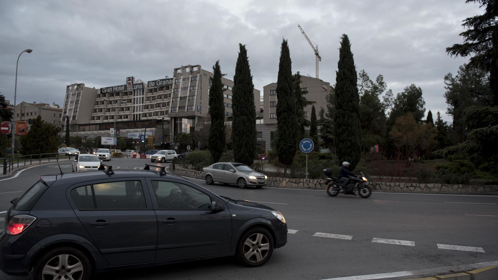 Imagen de la Glorieta de Arabial, uno de los puntos de Granada que más tráfico soportan a diario