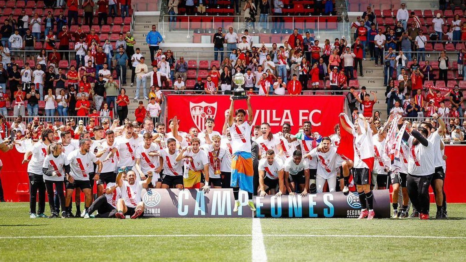 Capi levanta el título que proclama al Sevilla Atlético campeón del grupo cuarto de Segunda Federación