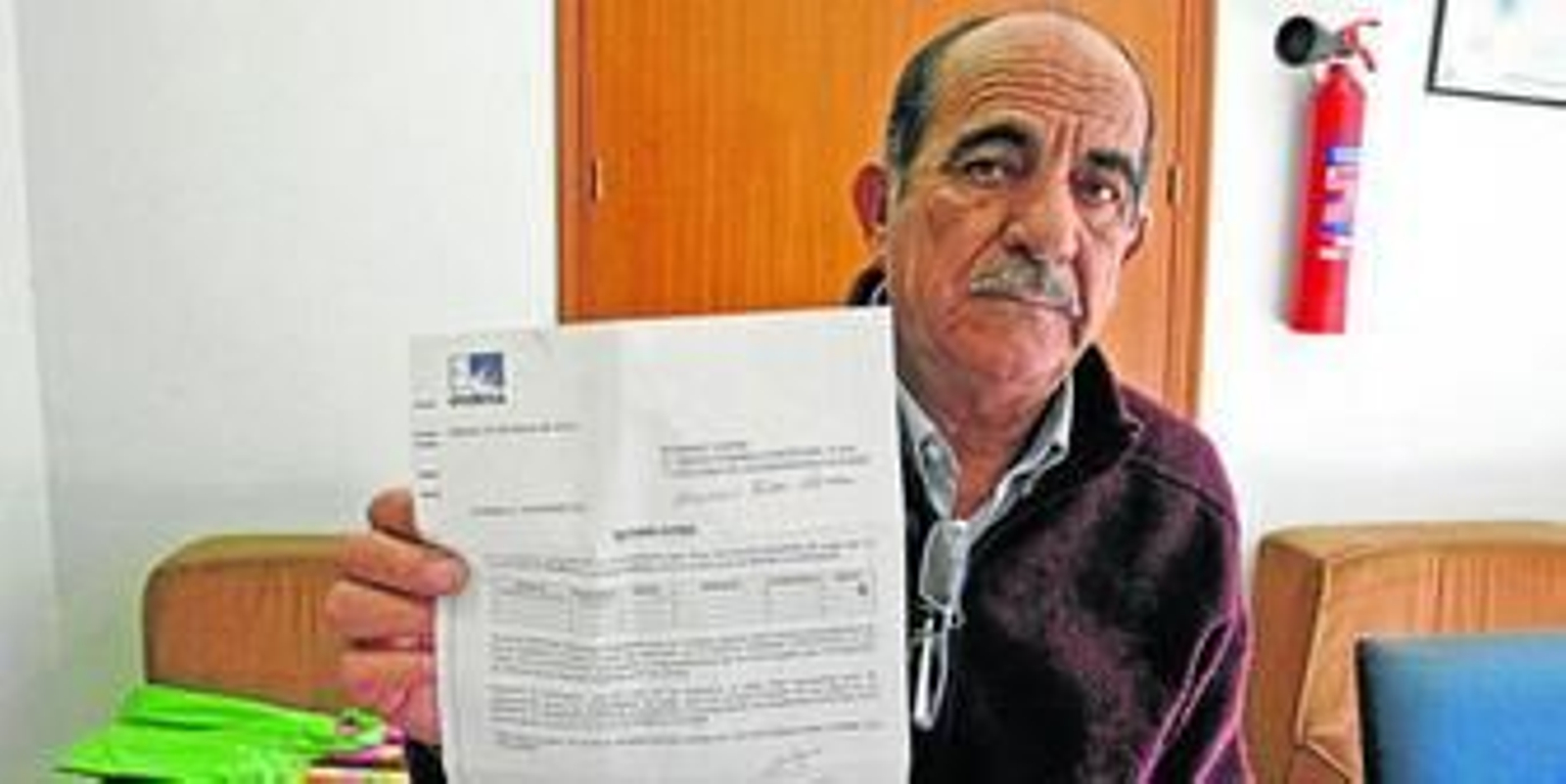 Mauricio Rivas muestra la notificación en la que Endesa le advierte de que si no paga el recibo le cortará la electricidad. Mauricio Rivas muestra la notificación en la que Endesa le advierte de que si no paga el recibo le cortará la electricidad.