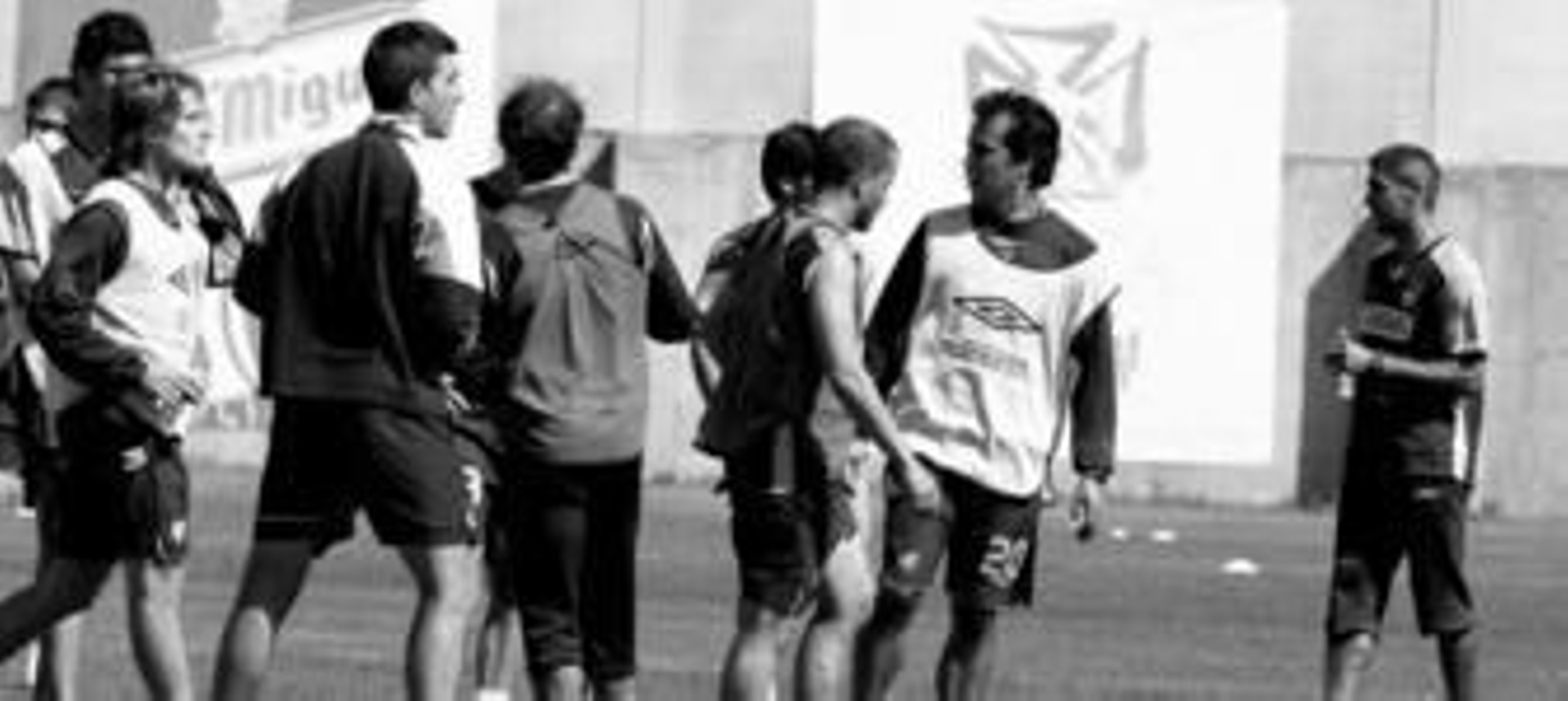 Muñiz, entre sus jugadores, durante el entrenamiento de ayer en el anexo.