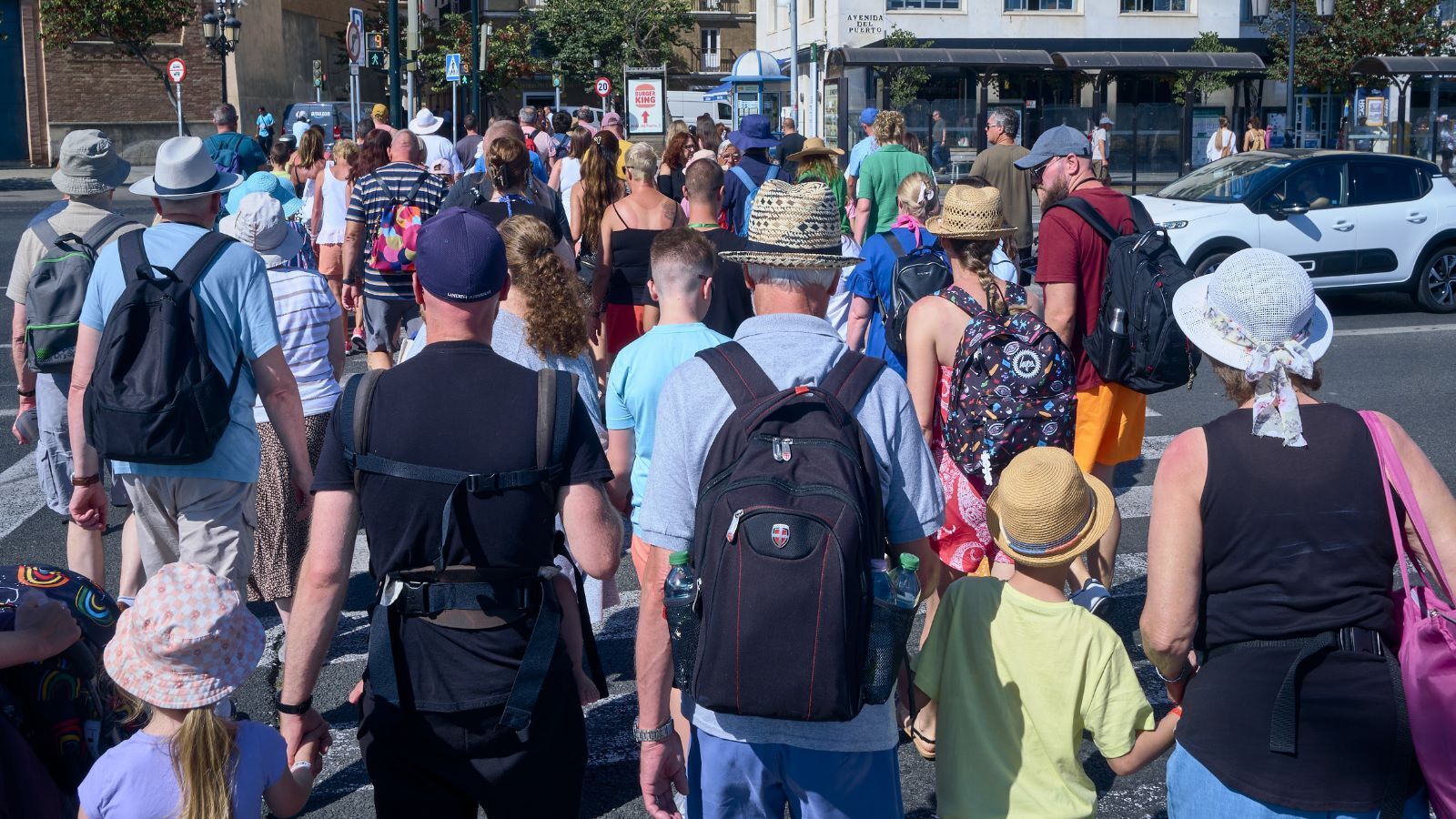 Un grupo de cruceristas saliendo del muelle camino de las calles del centro.