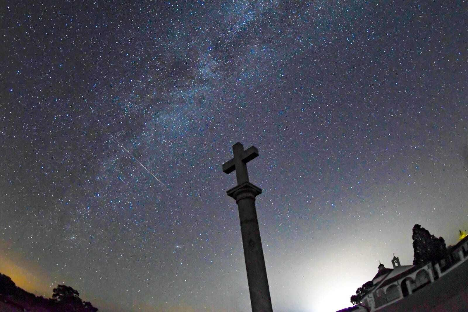 Una estrella fugaz sobre el santuario de la Virgen de Luna. Una estrella fugaz sobre el santuario de la Virgen de Luna.
