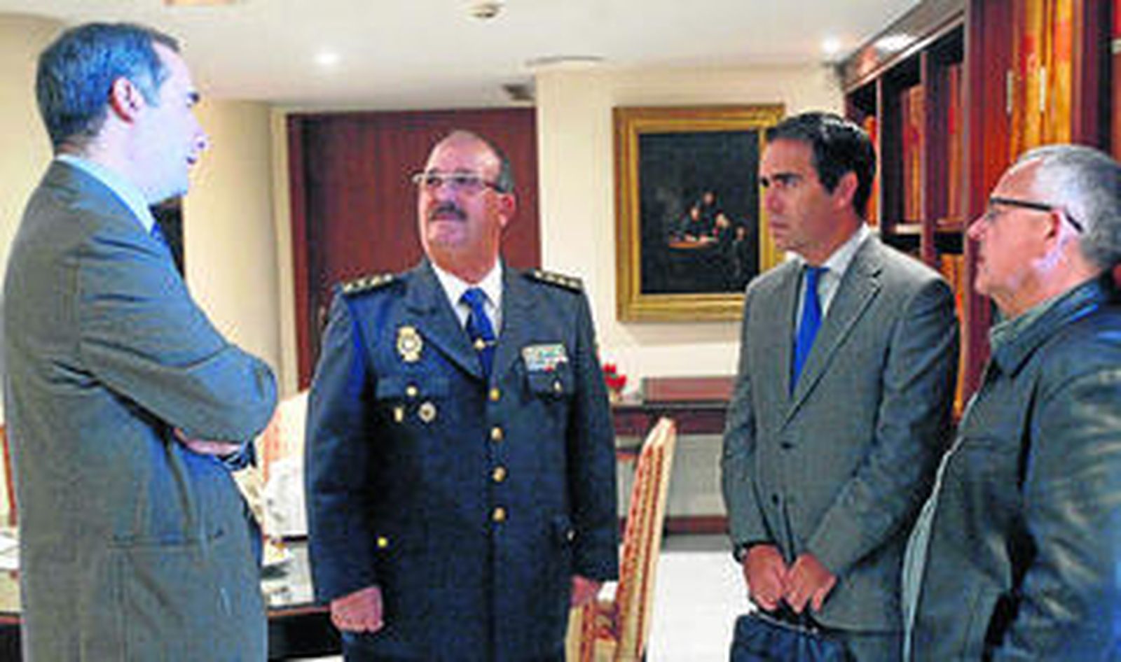 El comisario, con José Antonio Hidalgo, director adjunto del Diario, Rafael Navas, director, y Manuel Muñoz Fossati, subdirector.