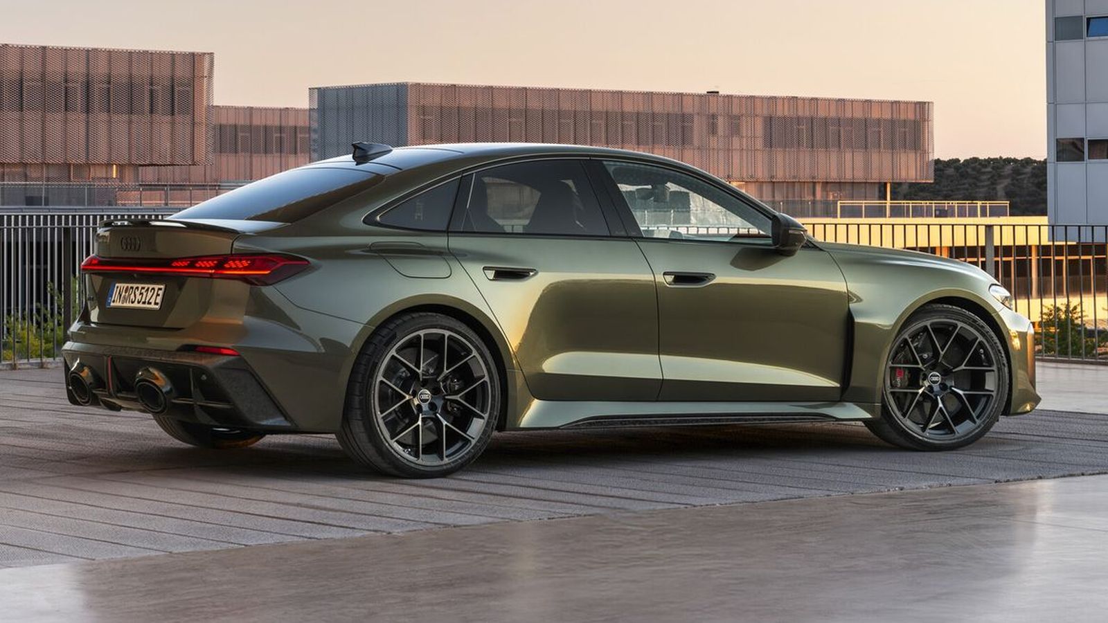 Resulta extraño que esta versión híbrida enchufable no disponga de la posibilidad de cargar su batería con corriente continua.