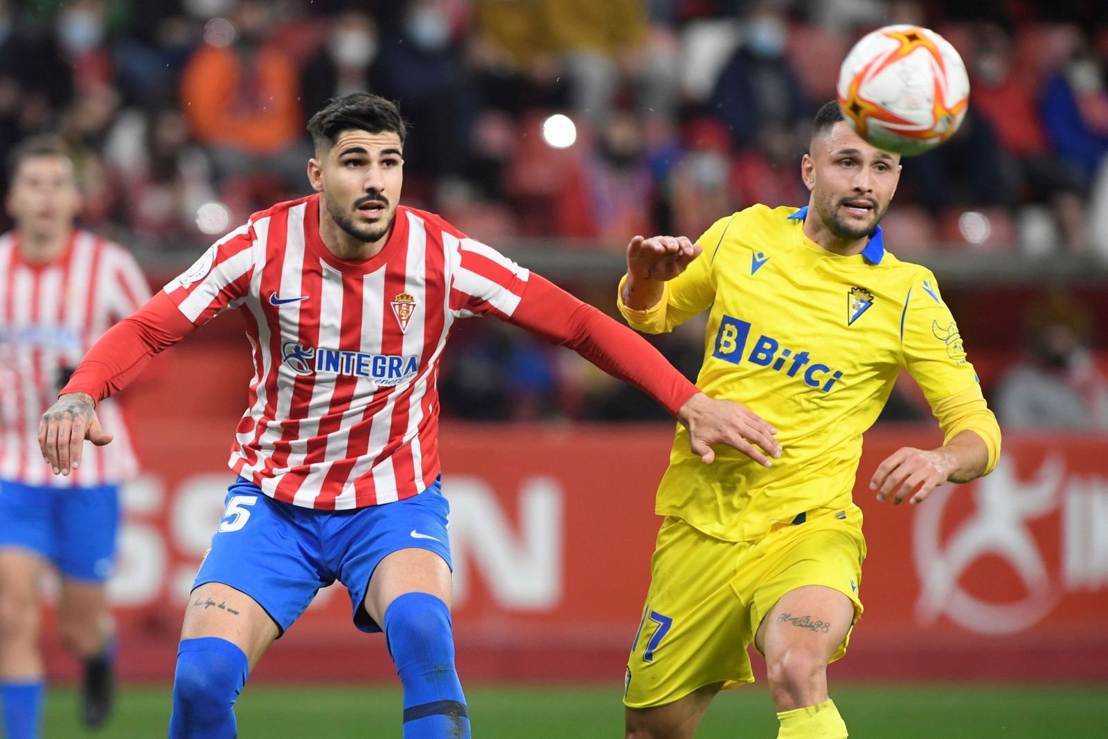 Andone (d) en un partido del Cádiz en 2022.