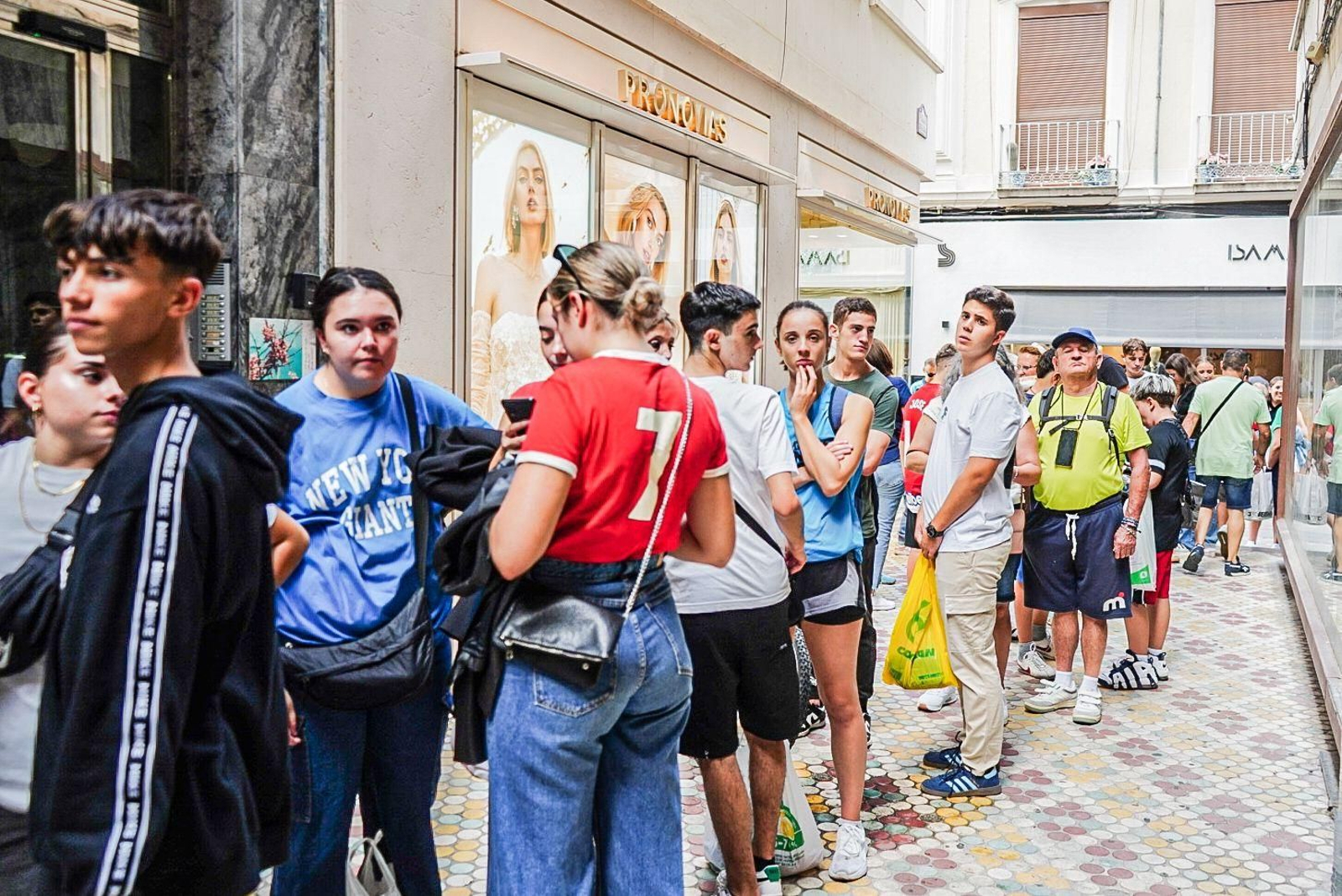 Saiko forma colas de solidaridad en Granada: las imágenes