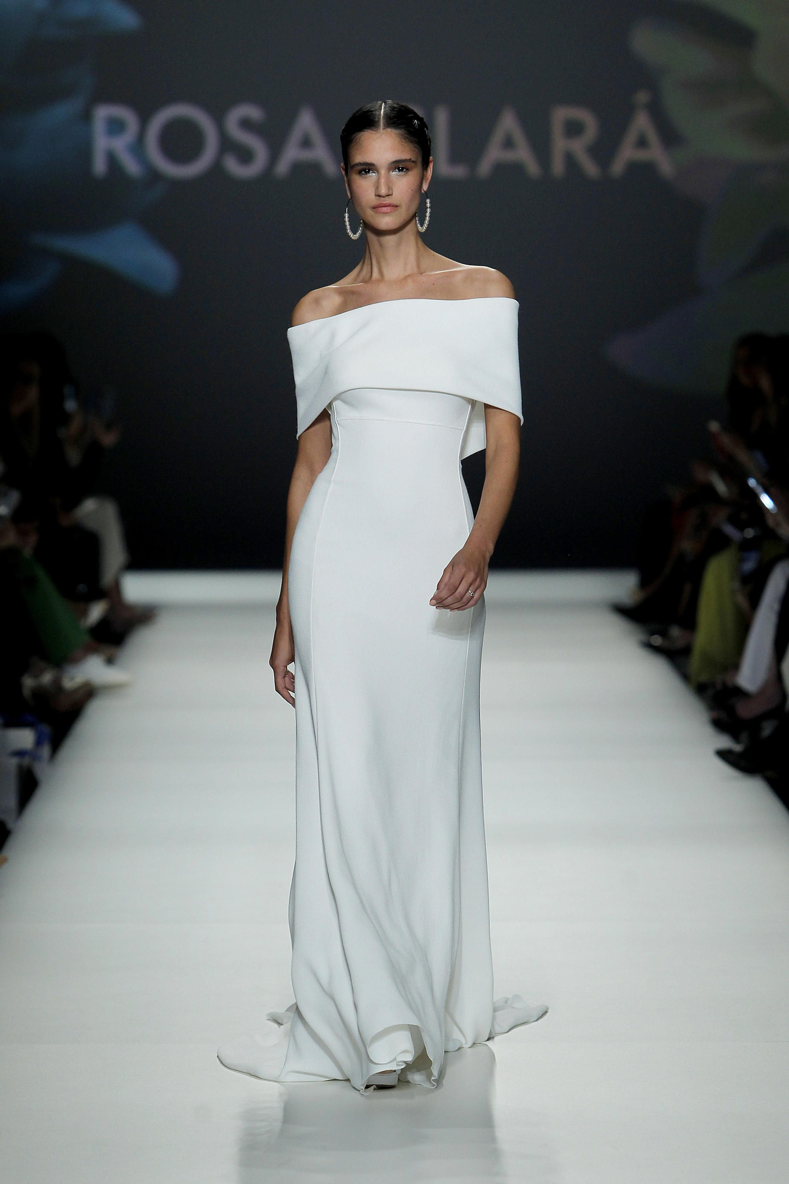 Escote palabra de honor y corte impecable en este vestido de la nueva colección de Clará.