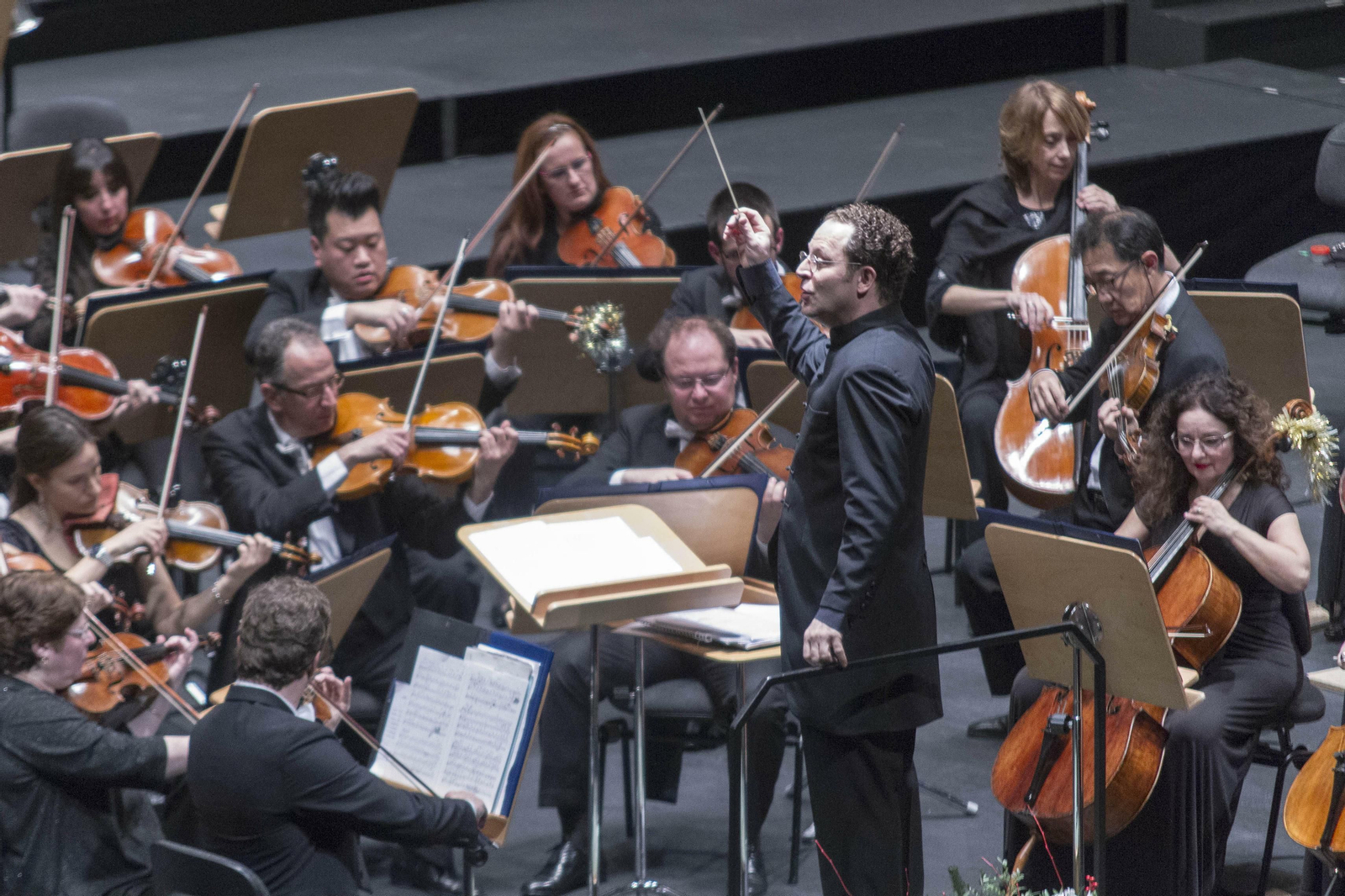 John Axelrod dirige a la Real Orquesta Sinfónica de Sevilla durante el Concierto de Año Nuevo de 2017.