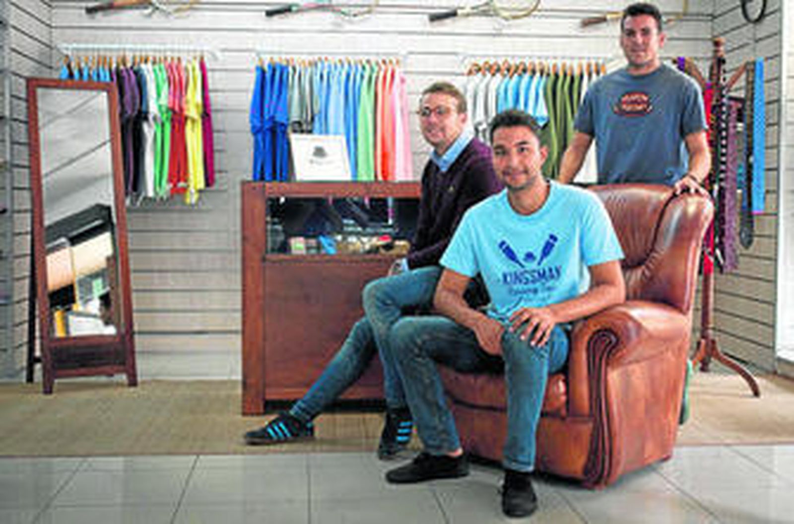 Los tres jóvenes emprendedores que han puesto en marcha la marca de ropa Kingsman.