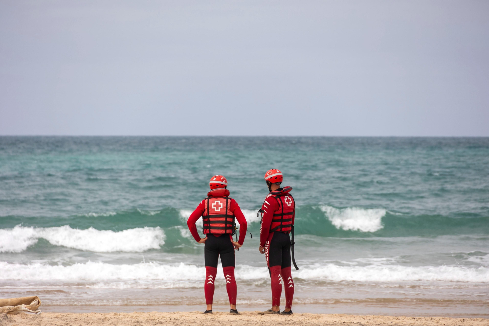 En imágenes: así se pone a prueba el servicio de socorrismo y salvamento de la playa de Camposoto