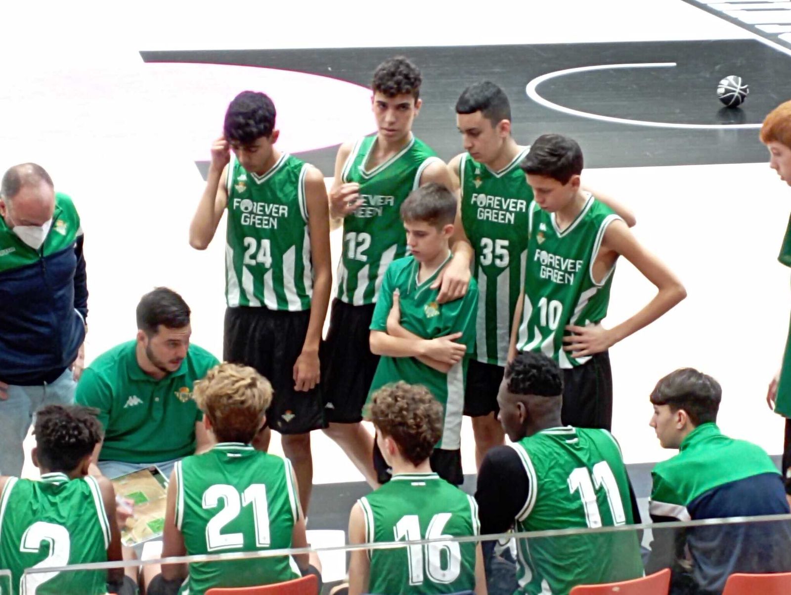 El técnico del Betis infantil, Germán Corona, se dirige a sus chavales en un partido.