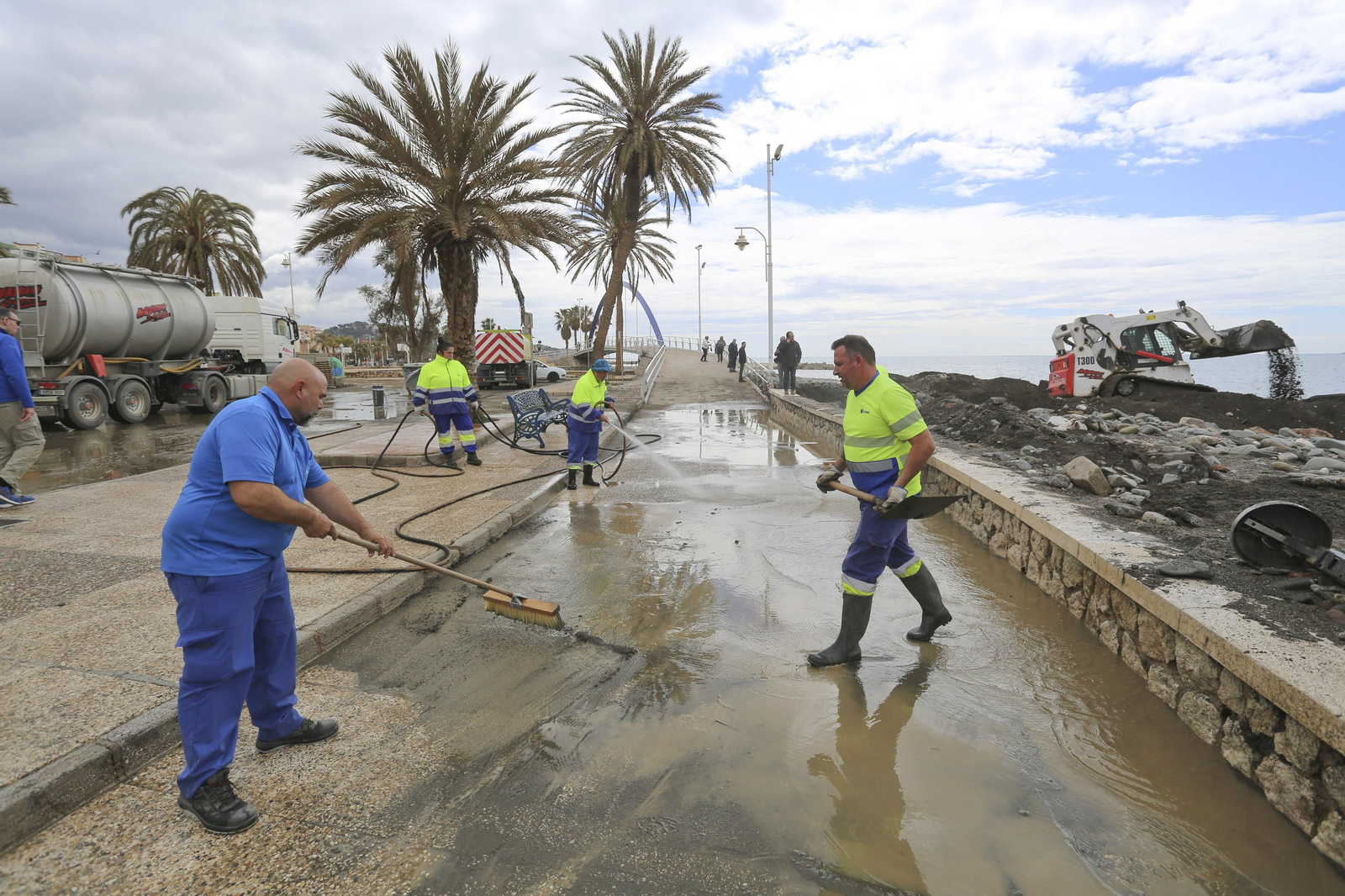 Las fotos de los trabajos en los paseos marítimos y chiringuitos de Málaga para paliar los efectos del temporal