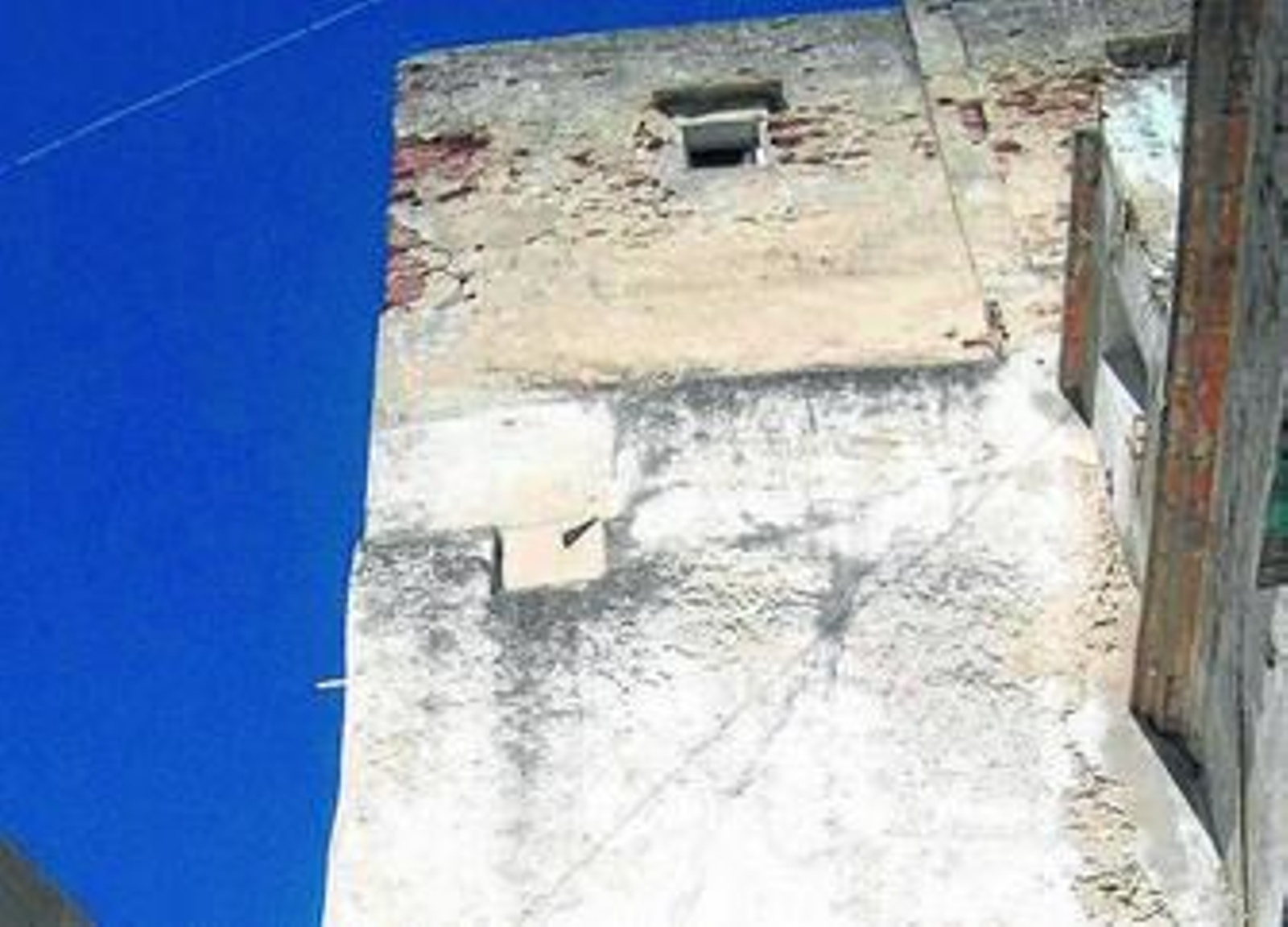 El reloj de sol, instalado en el muro exterior.