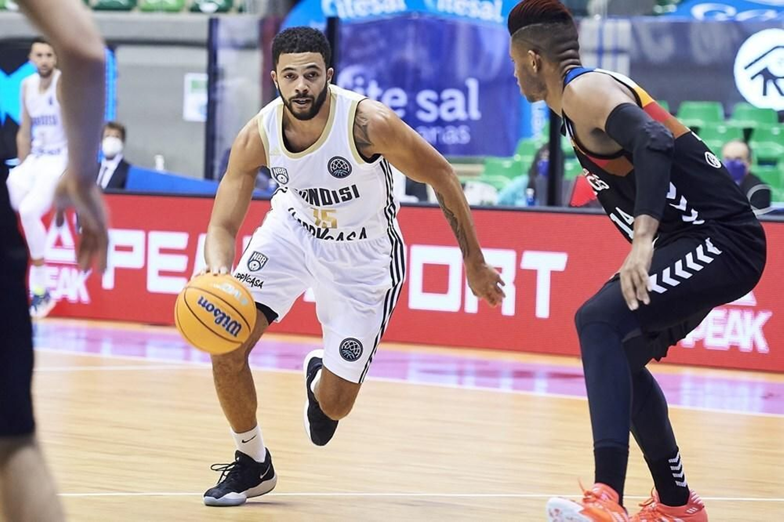 Darius Thompson trata de desbordar a Jasiel Rivero.