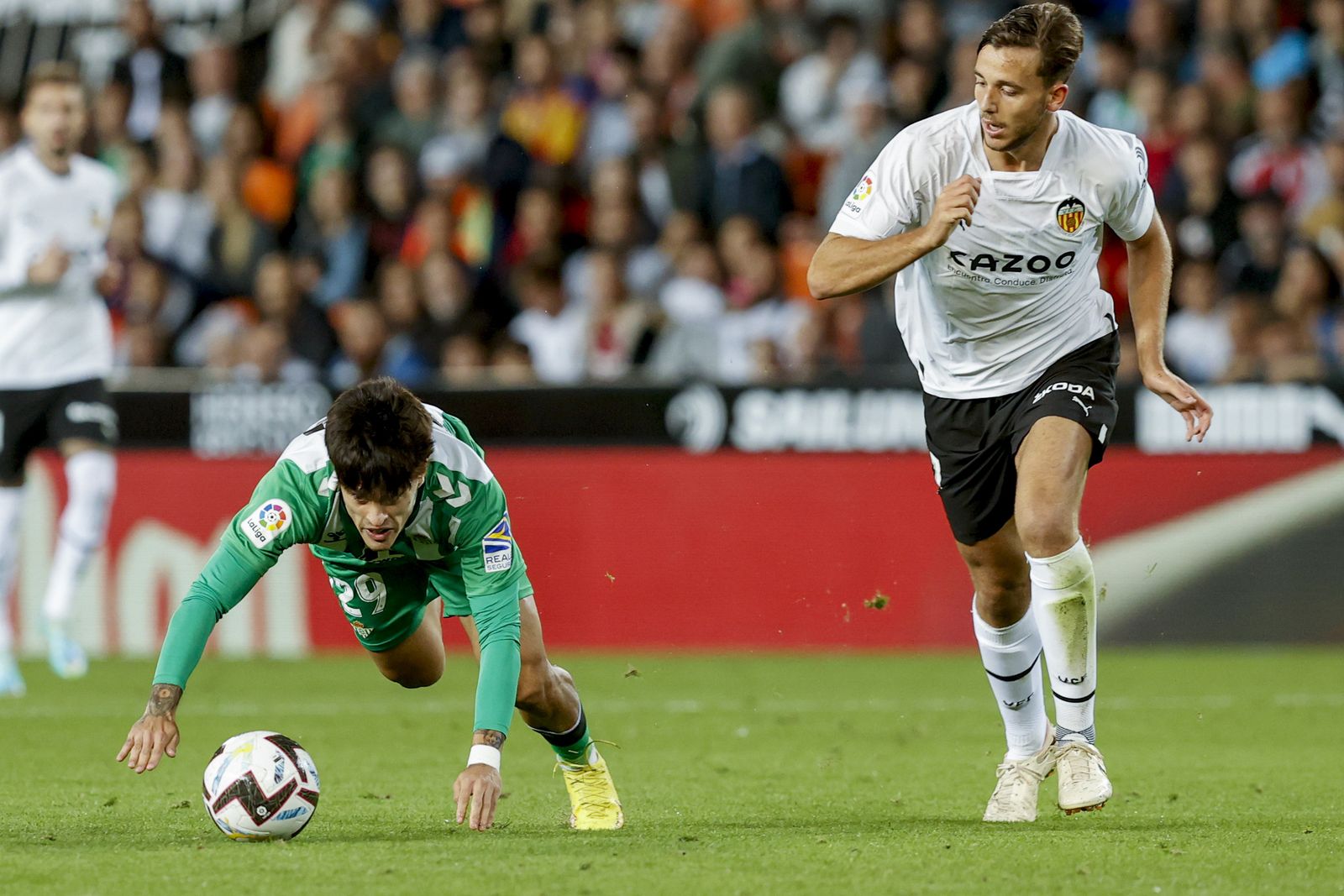 Juan Cruz cae ante el valencianista Nico.