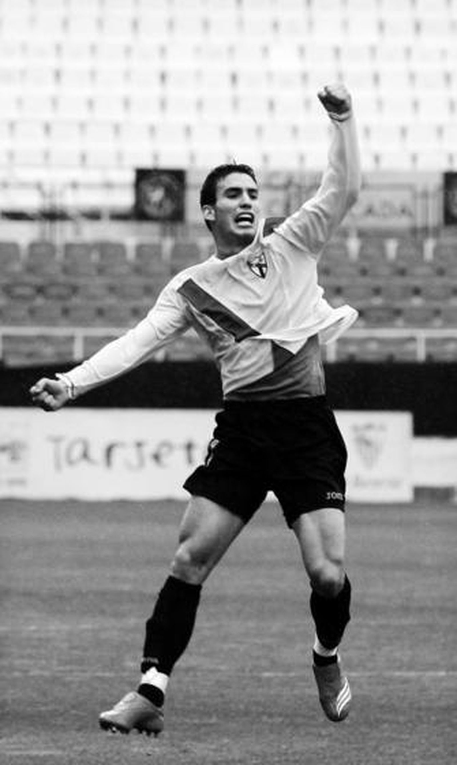 Alejandro Alfaro celebra el tanto de la victoria para el Sevilla Atlético.