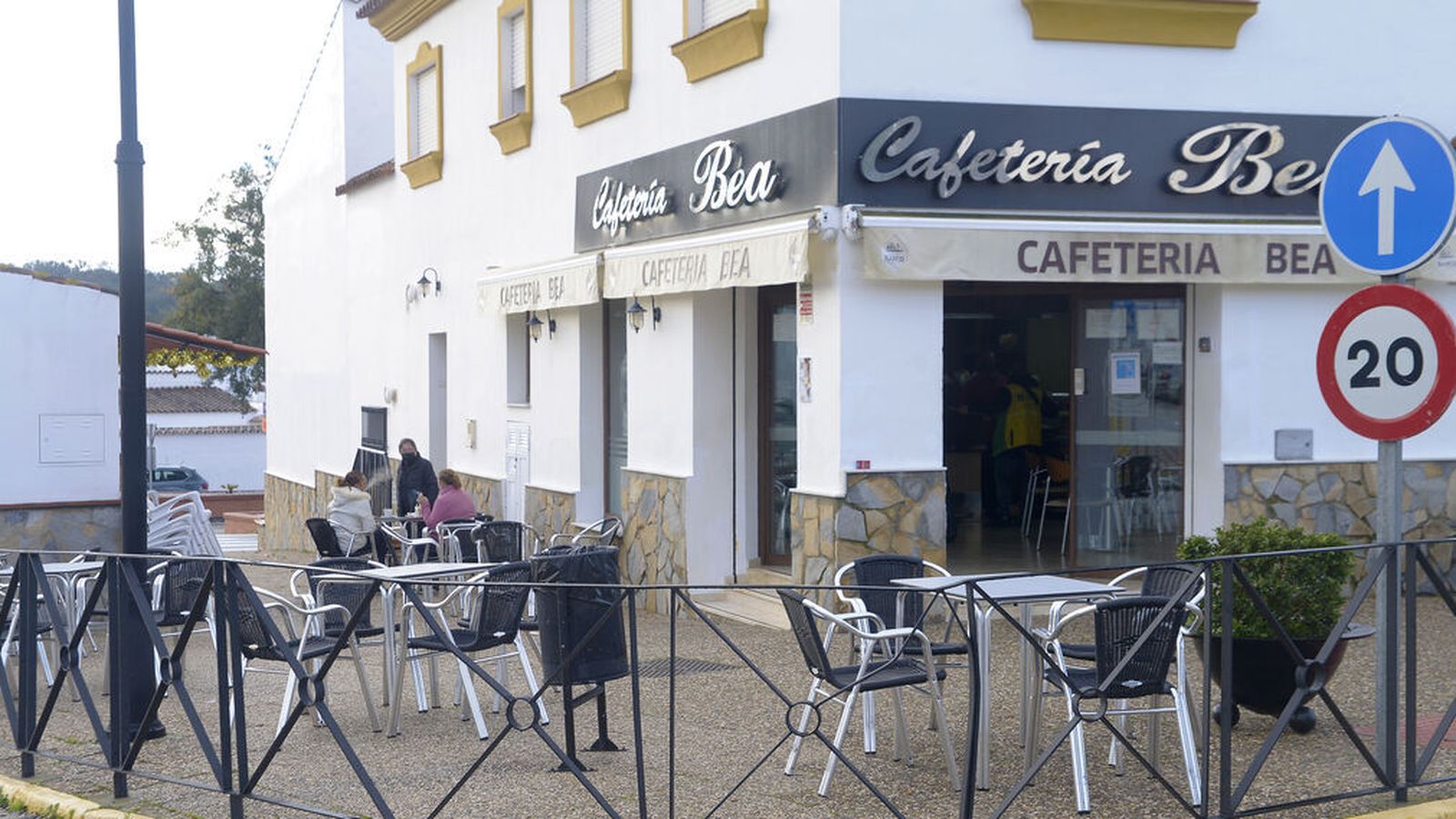 Una cafetería en Castellar de la Frontera, antes del cierre de la hostelería.