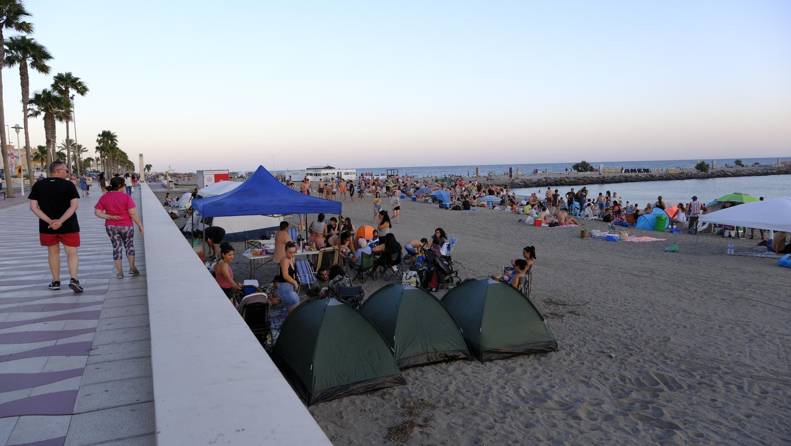 Imágenes de las hogueras de la Noche de San Juan en Almería capital
