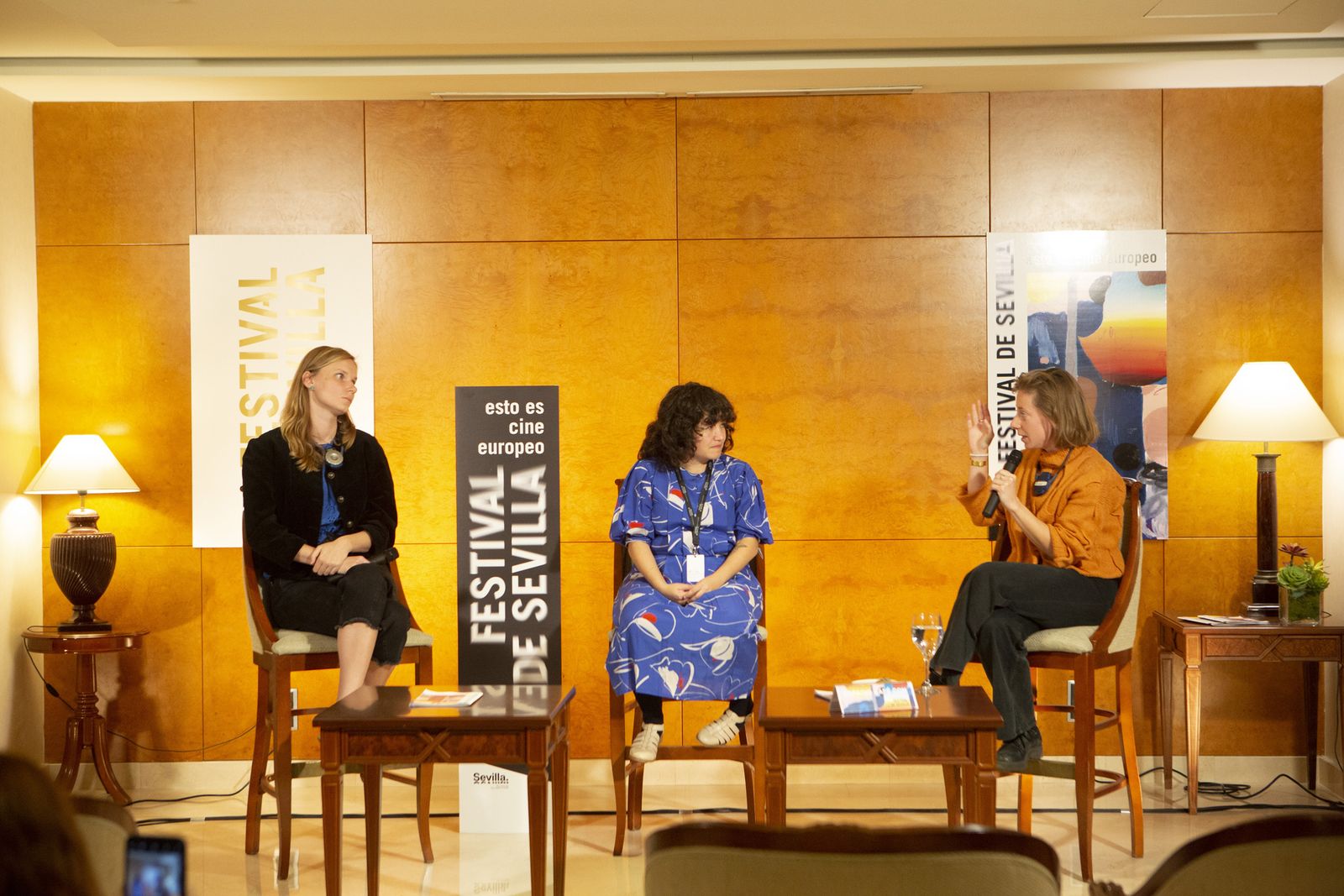 Ola Jankowska, Elena Duque (programadora del festival) y Laura Samani, en el ciclo 'Un café con...'.