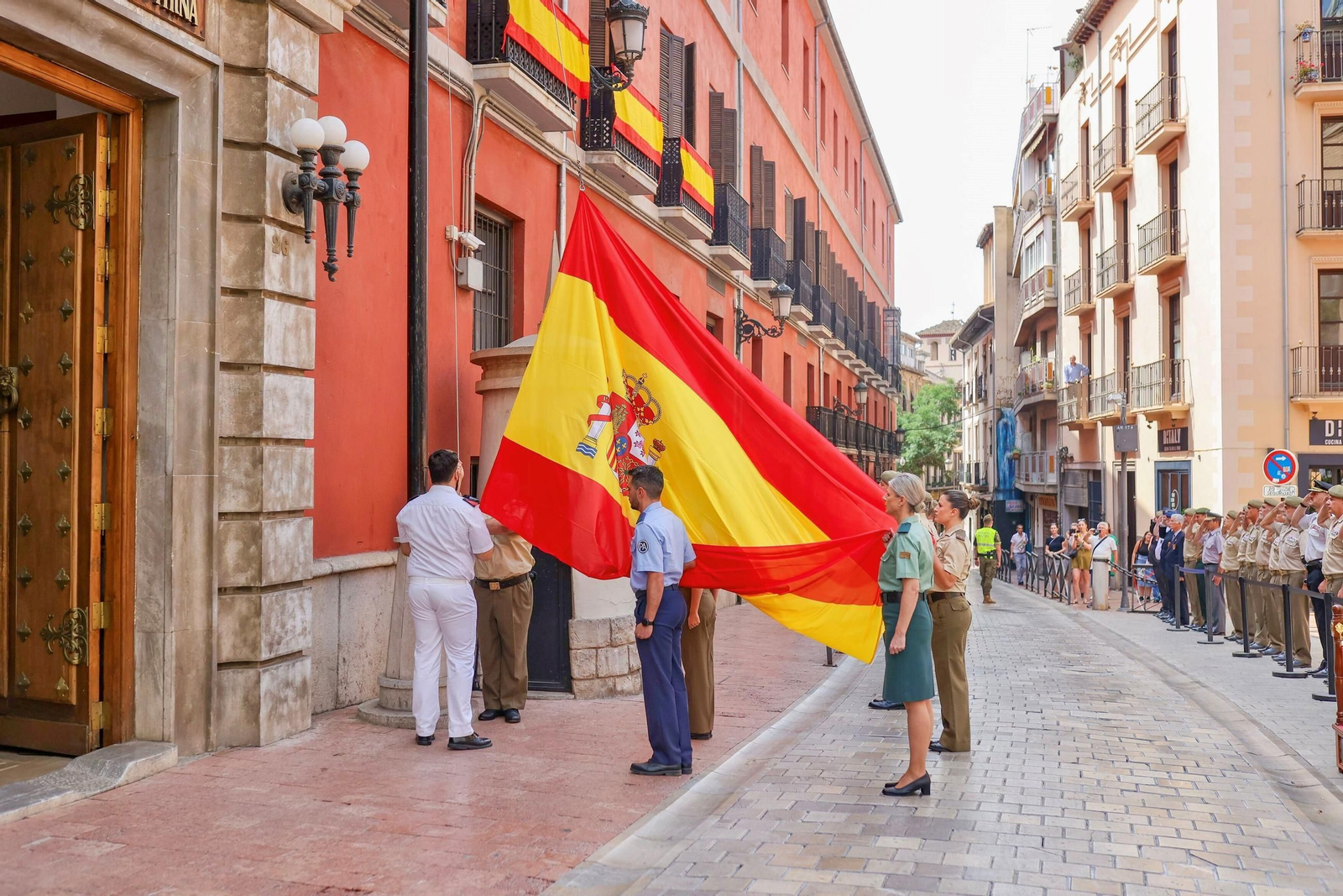 Fotos: el acto de izado de la bandera de España en Granada por el Día de las Fuerzas Armadas
