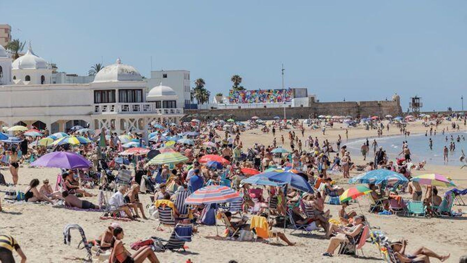 Los gaditanos y turistas no se podrán desnudar en playas como la de La Caleta