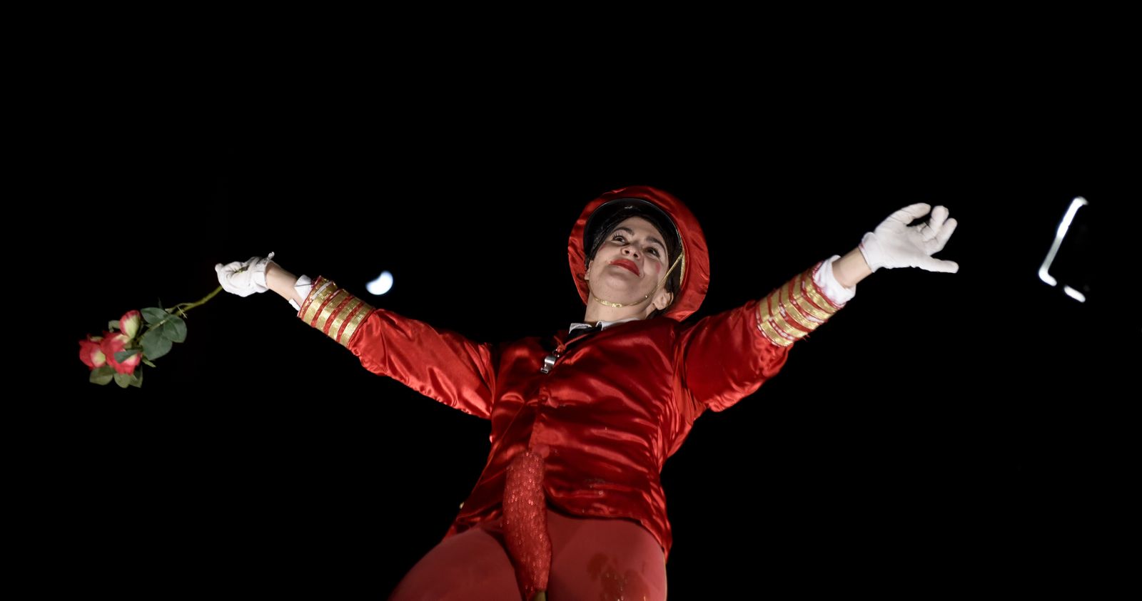 Las imágenes del pasacalles con marionetas gigantes de jirafas, por el Paseo de Colón