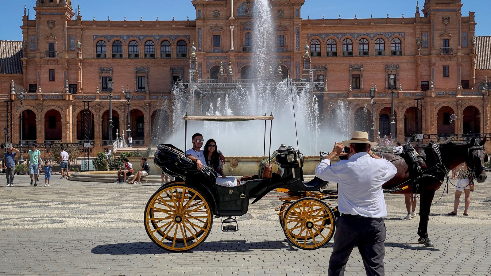 Turistas en la Plaza de España