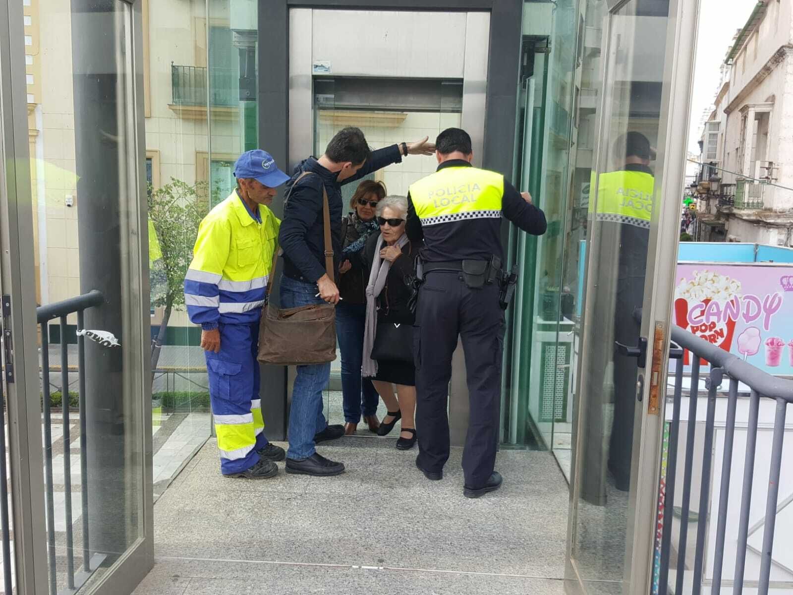 Momento en el que es rescatada dos personas del ascensor del Puente Chico.
