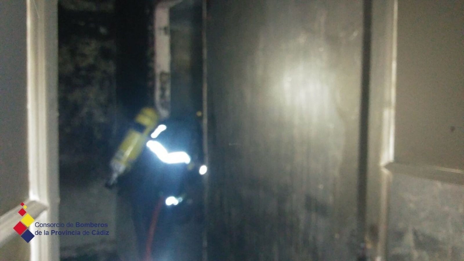 Uno de los bomberos accediendo al inmueble durante las tareas de extinción