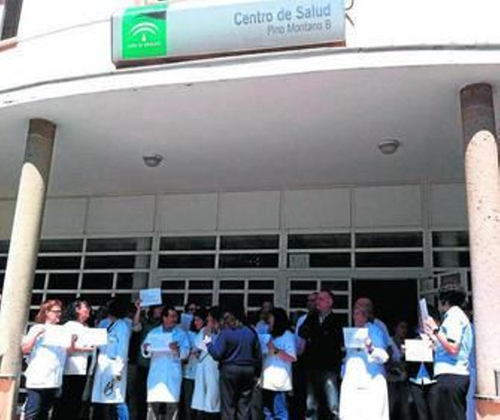 Profesionales del centro de salud Pino Montano B en la concentración que celebraron en mayo contra otra agresión.